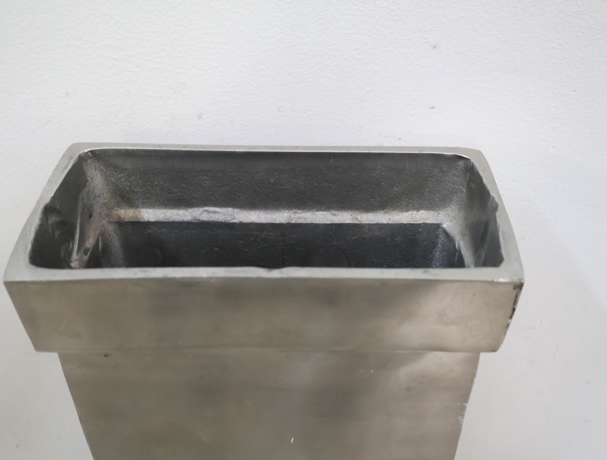 Grote Metalen Vaas - 58 cm – foto 7 – kavel bij GSD Auctions, Zoeterwoude