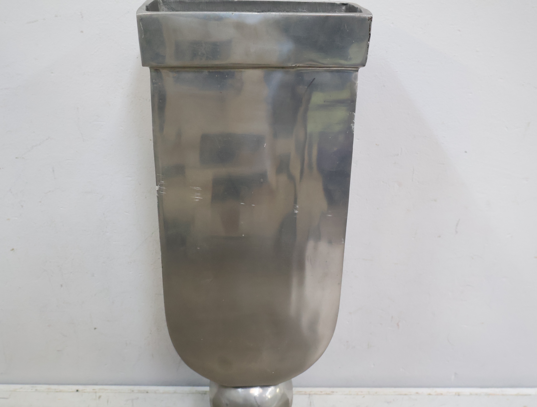 Grote Metalen Vaas - 58 cm – foto 8 – kavel bij GSD Auctions, Zoeterwoude