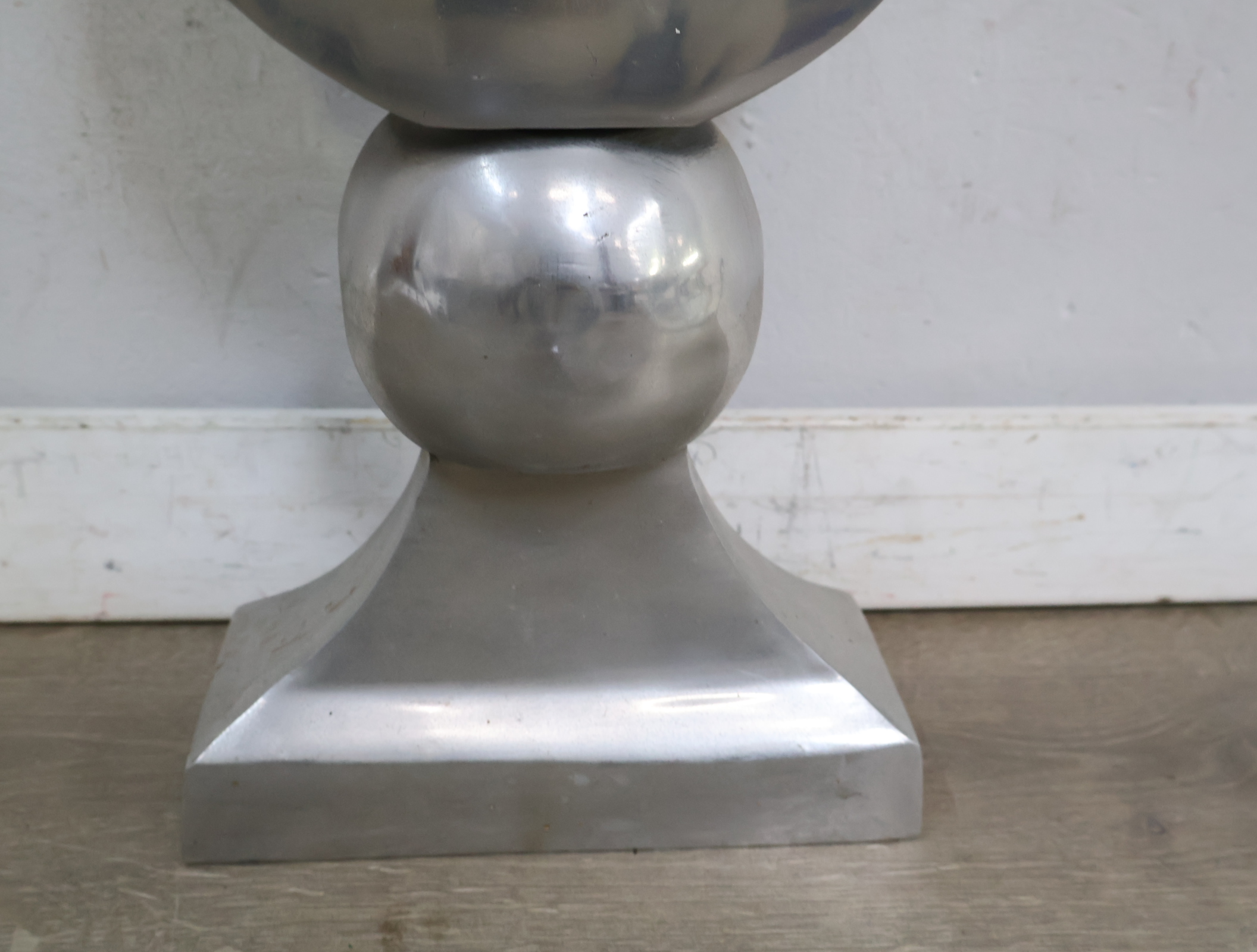 Grote Metalen Vaas - 58 cm – foto 9 – kavel bij GSD Auctions, Zoeterwoude