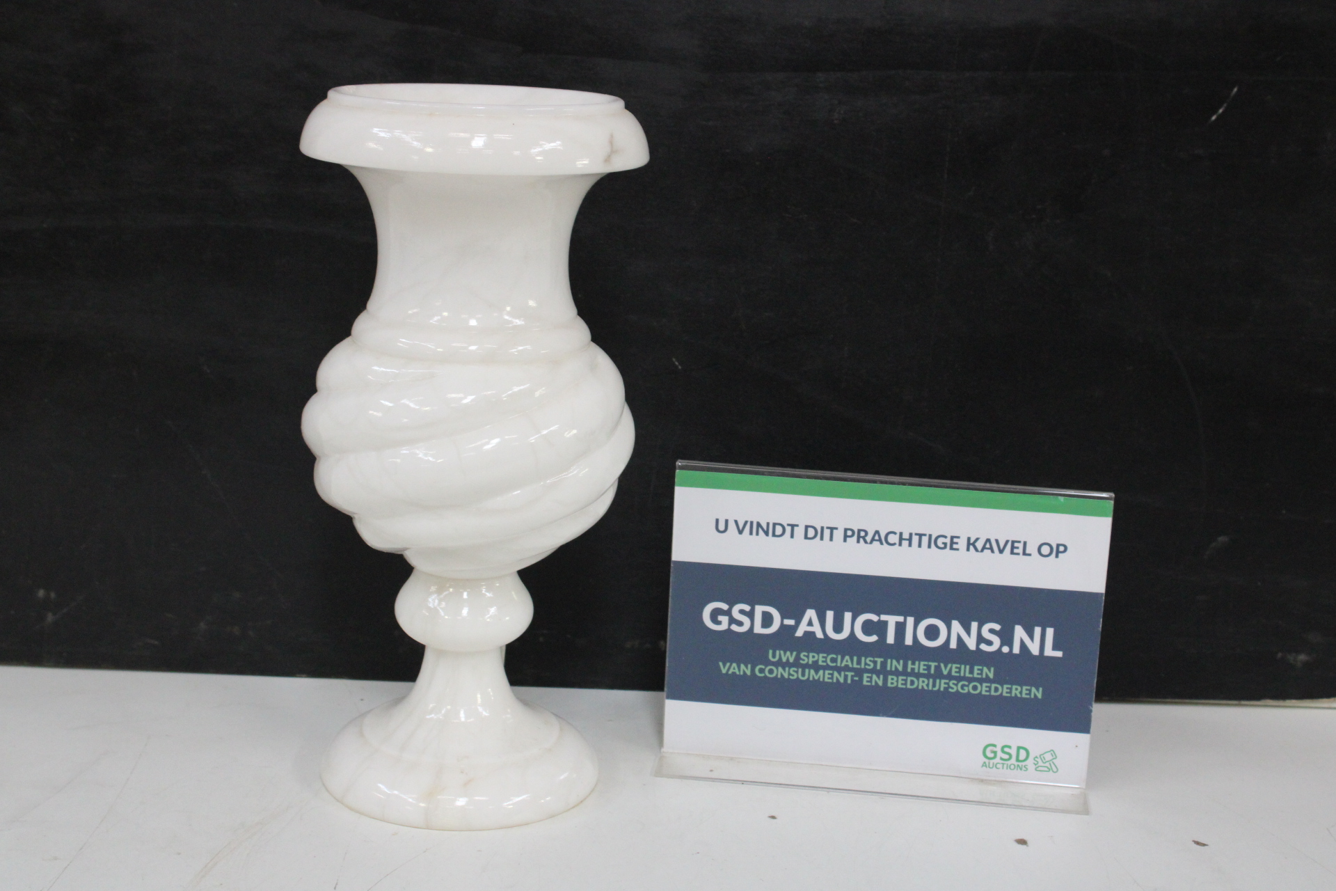 Witte marmeren vaas – kavel bij GSD Auctions, Zoeterwoude