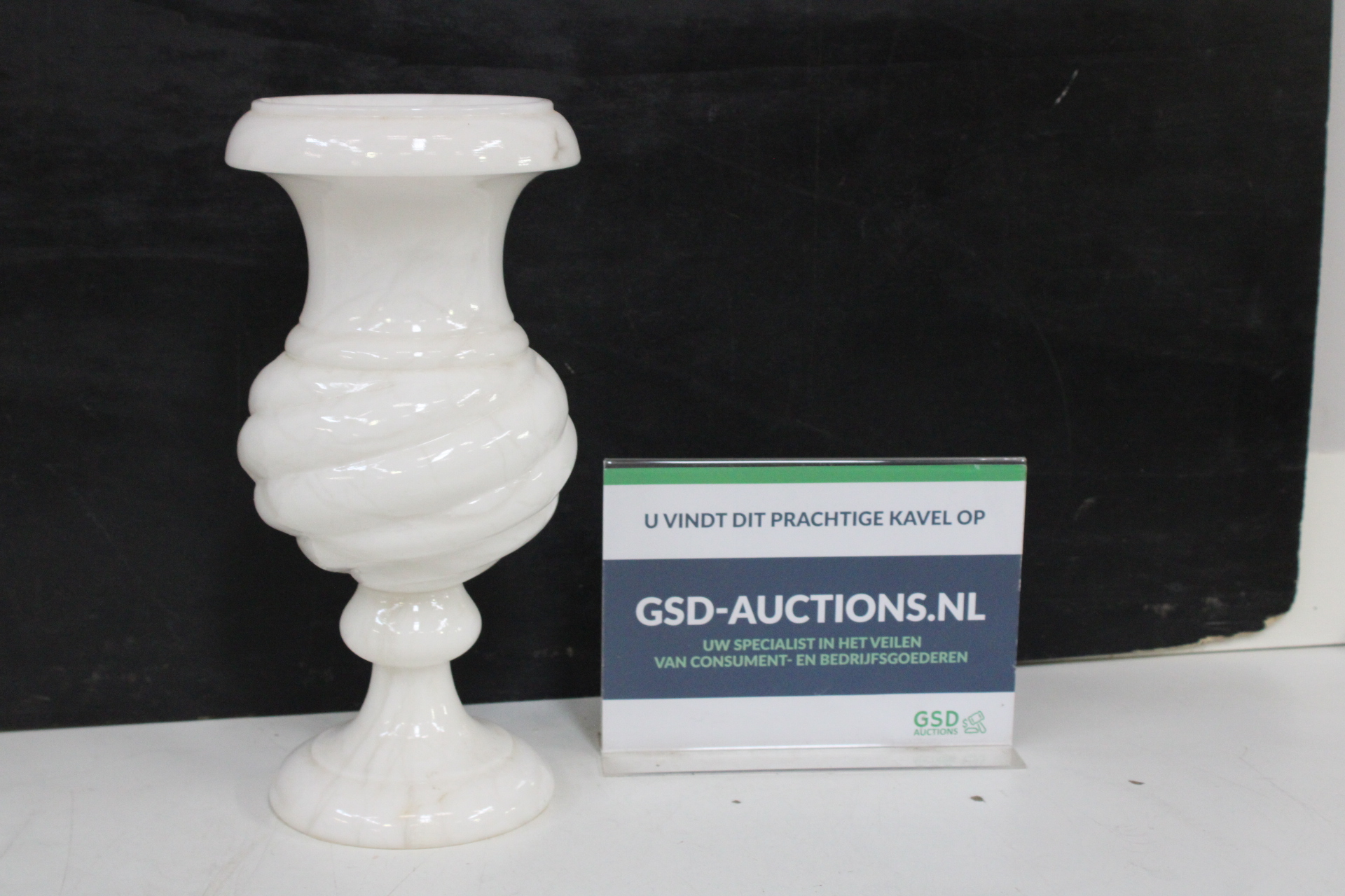 Witte marmeren vaas – foto 2 – kavel bij GSD Auctions, Zoeterwoude