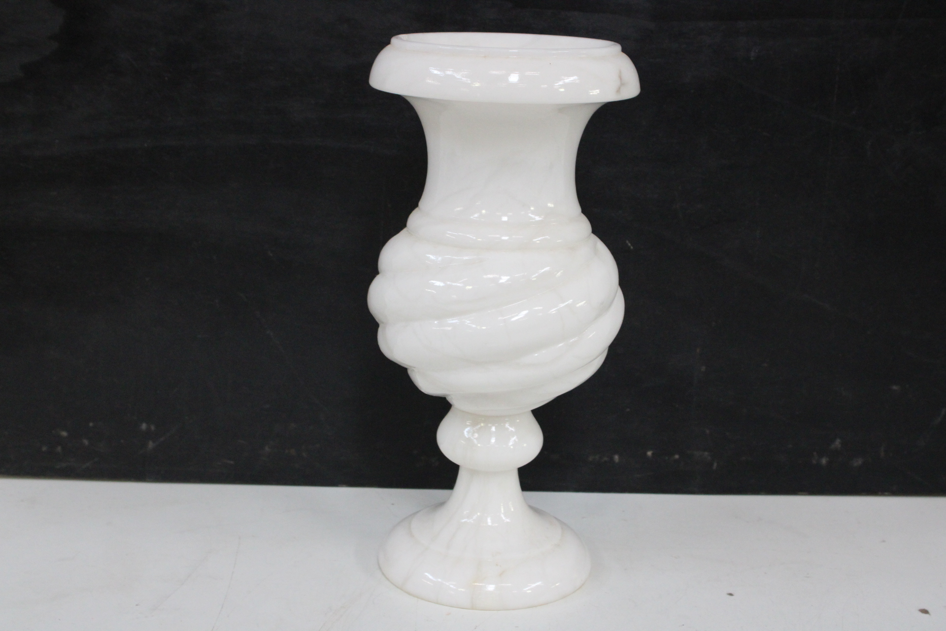 Witte marmeren vaas – foto 3 – kavel bij GSD Auctions, Zoeterwoude