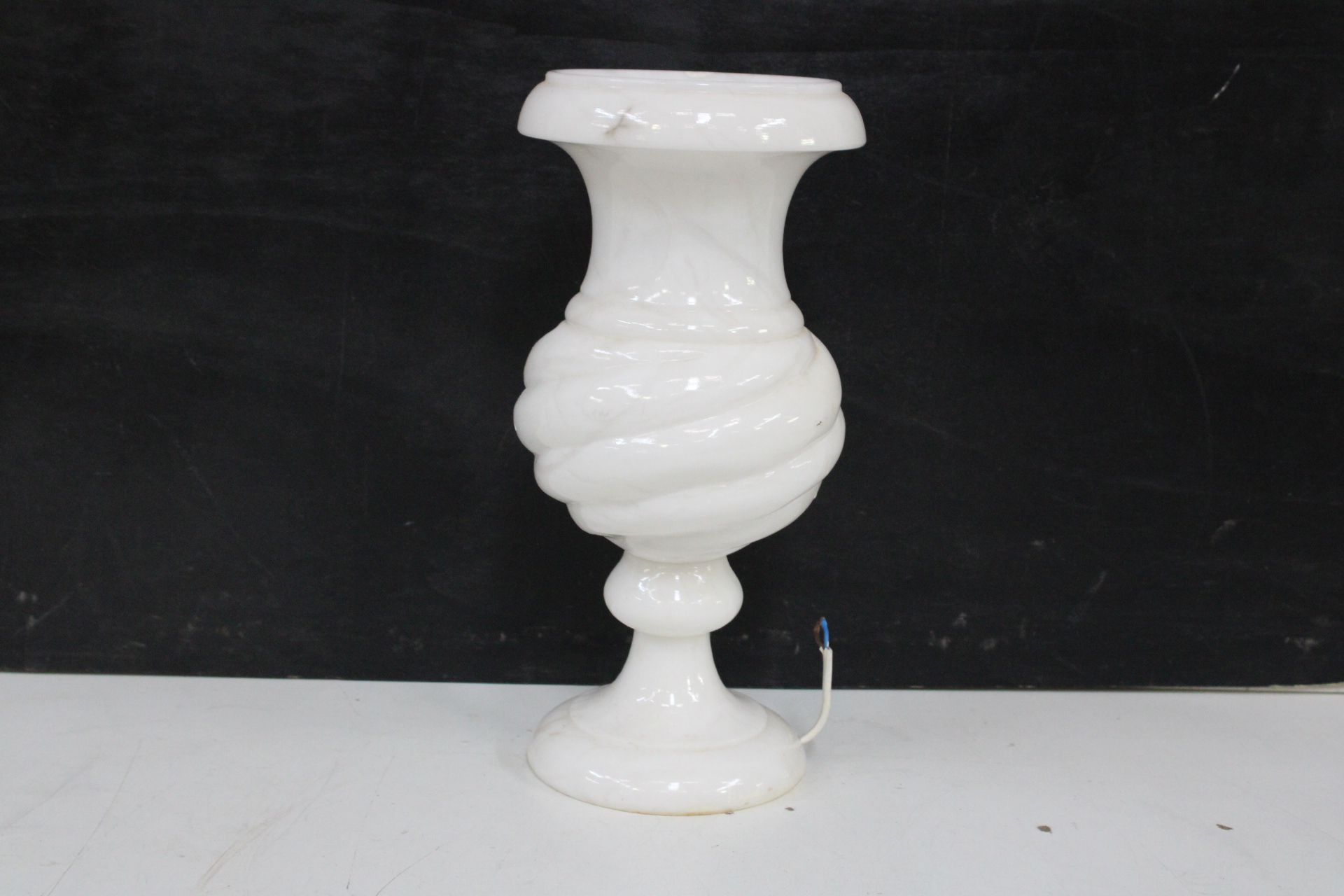 Witte marmeren vaas – foto 5 – kavel bij GSD Auctions, Zoeterwoude
