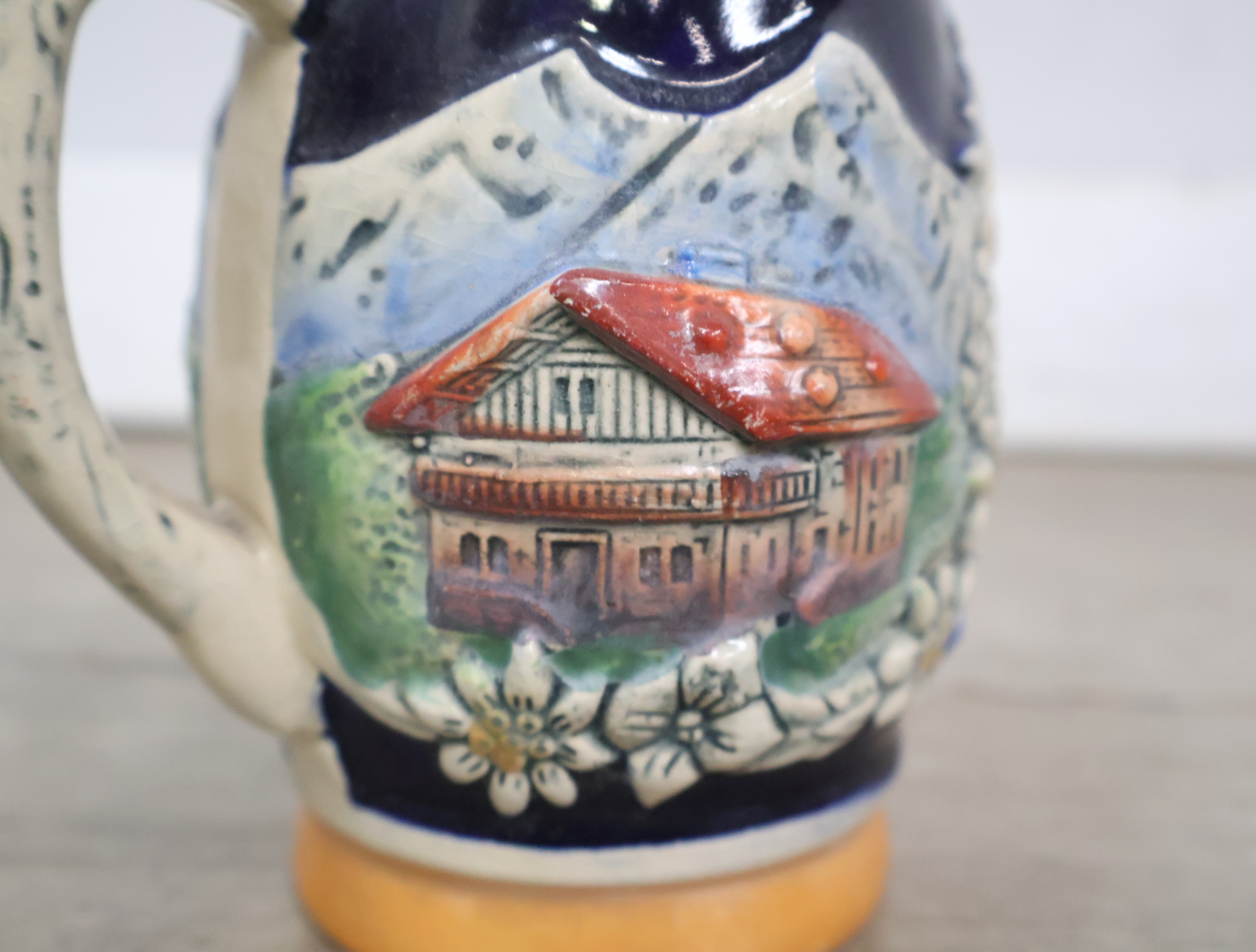 Set van drie decoratieve keramische bierpullen – foto 8 – kavel bij GSD Auctions, Zoeterwoude