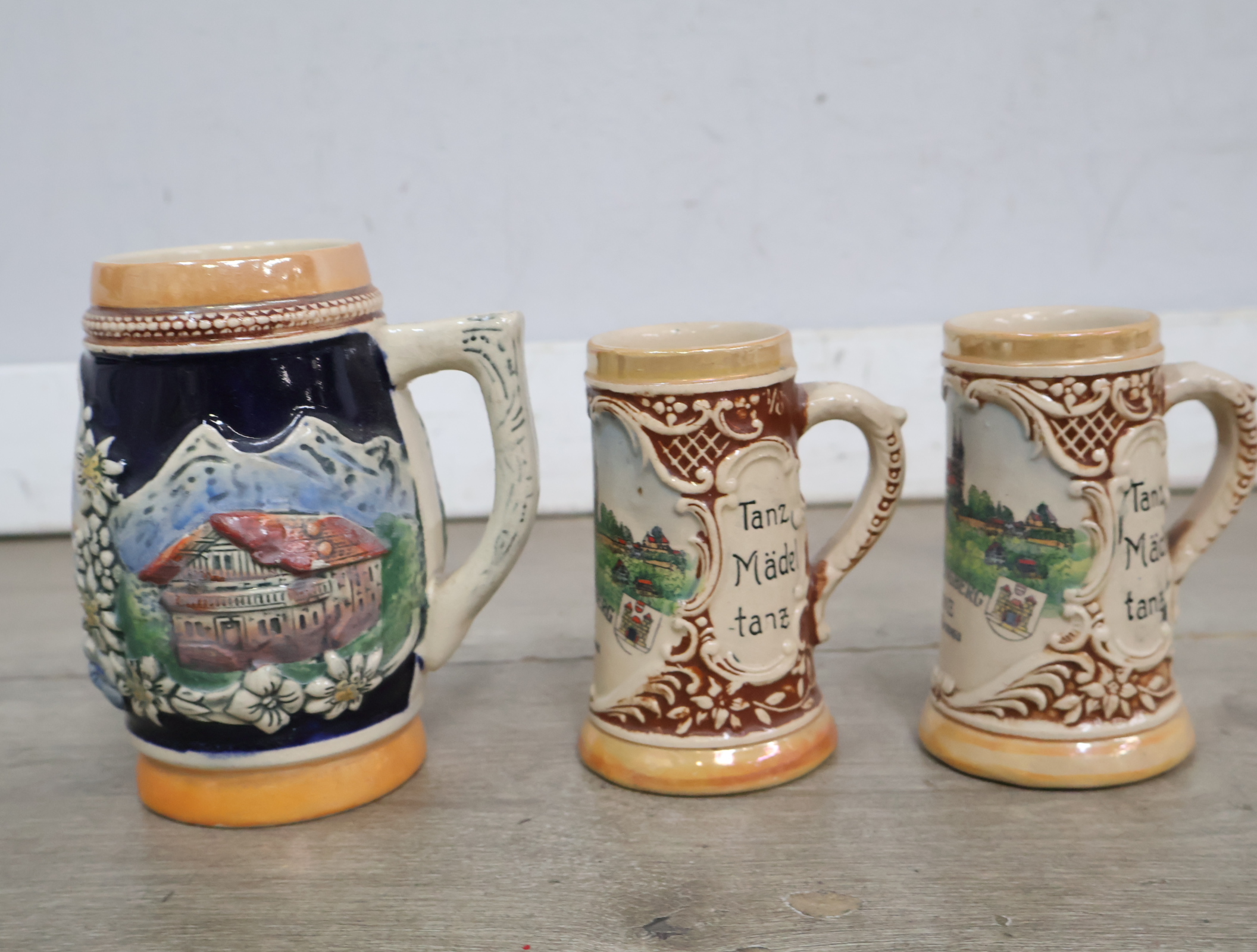 Set van drie decoratieve keramische bierpullen – foto 10 – kavel bij GSD Auctions, Zoeterwoude