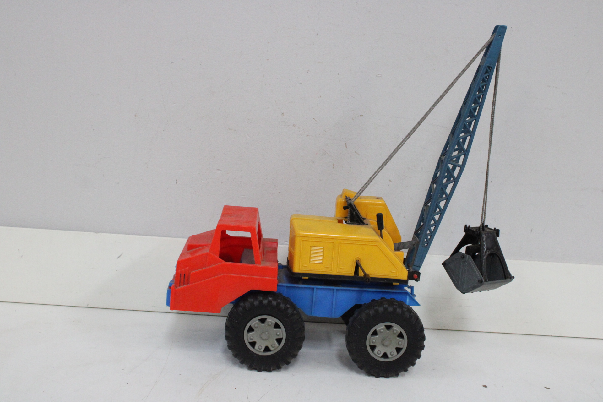 Speelgoed kraanwagen van kunststof – foto 3 – kavel bij GSD Auctions, Zoeterwoude
