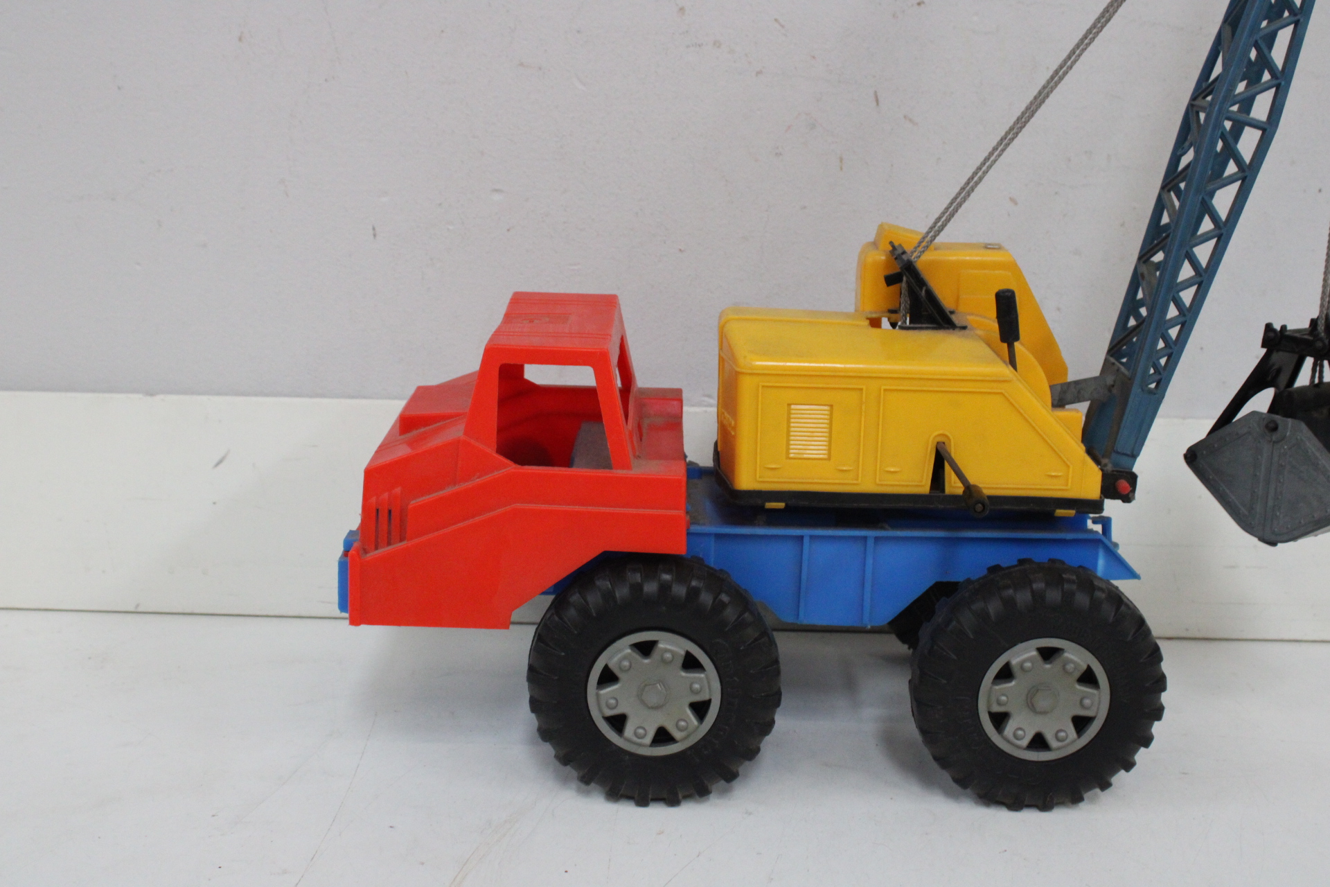 Speelgoed kraanwagen van kunststof – foto 4 – kavel bij GSD Auctions, Zoeterwoude