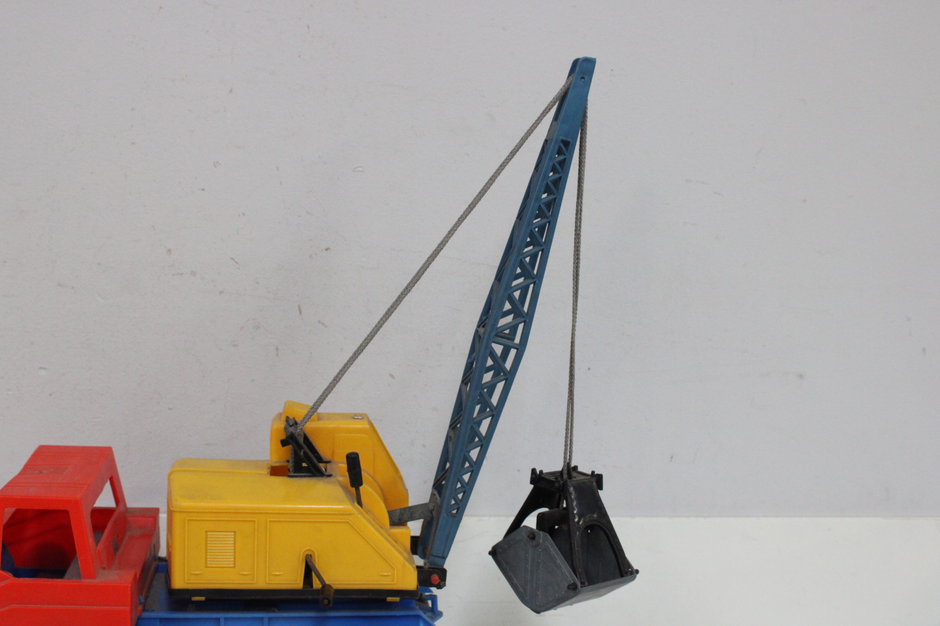 Speelgoed kraanwagen van kunststof – foto 5 – kavel bij GSD Auctions, Zoeterwoude
