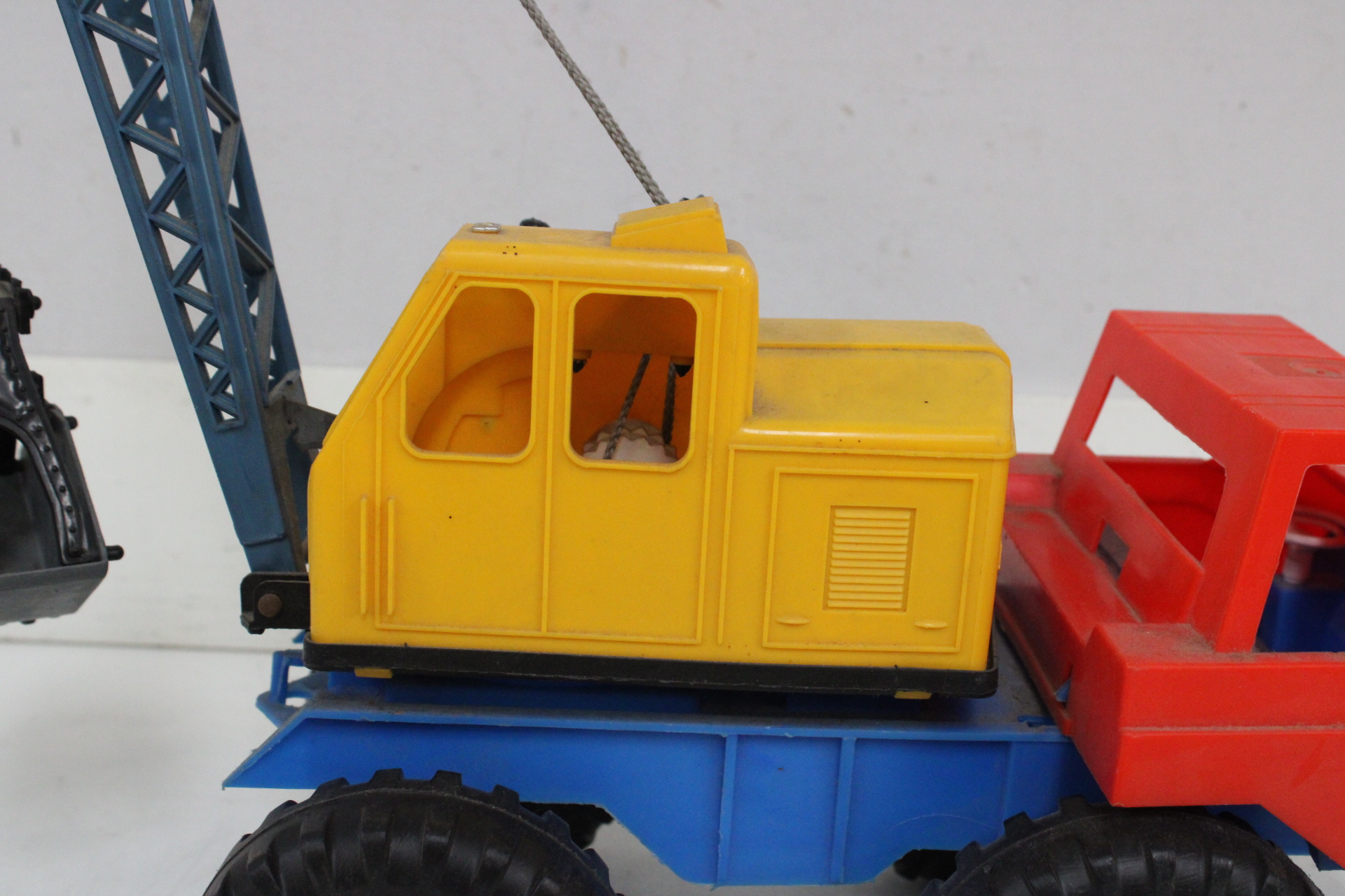 Speelgoed kraanwagen van kunststof – foto 10 – kavel bij GSD Auctions, Zoeterwoude
