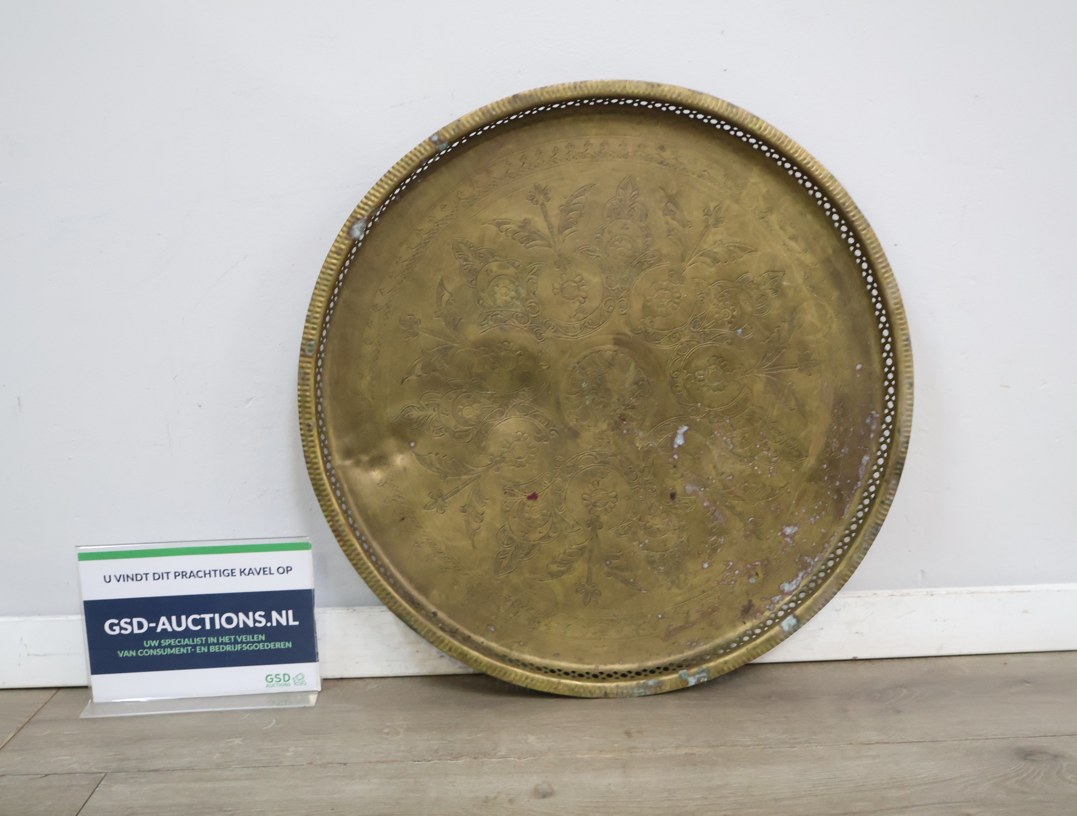 Antiek messing dienblad met bewerkte randen - 57 cm – foto 2 – kavel bij GSD Auctions, Zoeterwoude