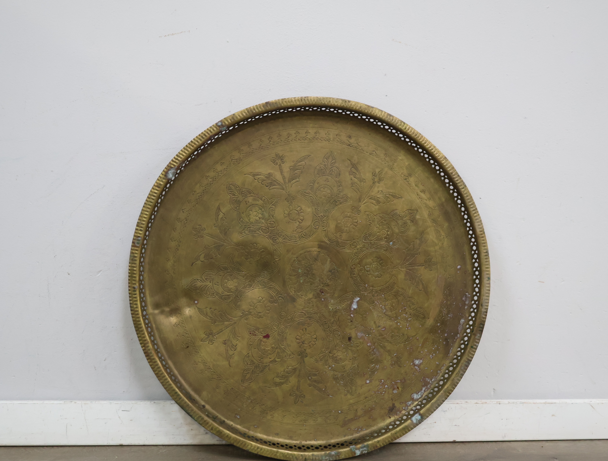 Antiek messing dienblad met bewerkte randen - 57 cm – foto 3 – kavel bij GSD Auctions, Zoeterwoude