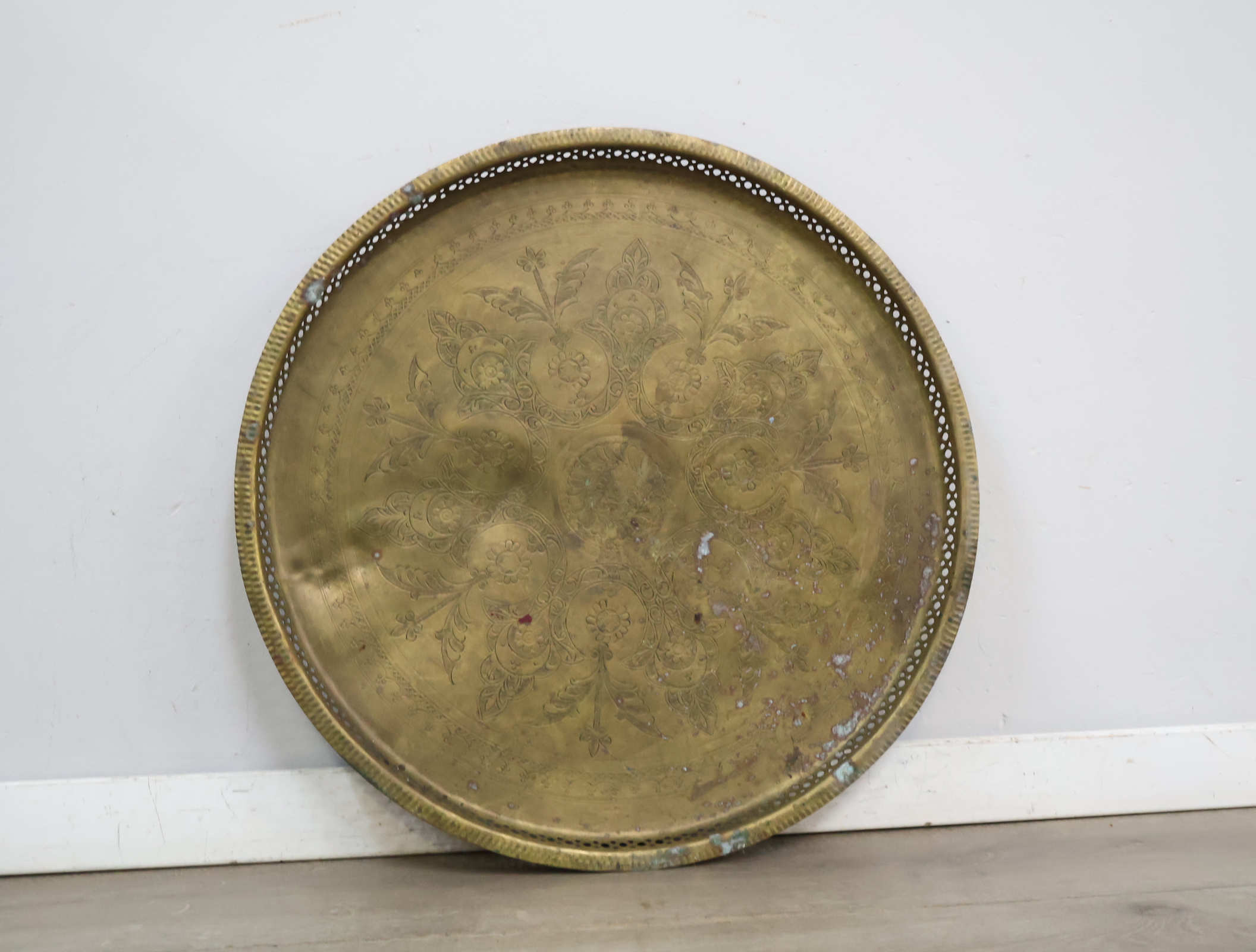 Antiek messing dienblad met bewerkte randen - 57 cm – foto 4 – kavel bij GSD Auctions, Zoeterwoude