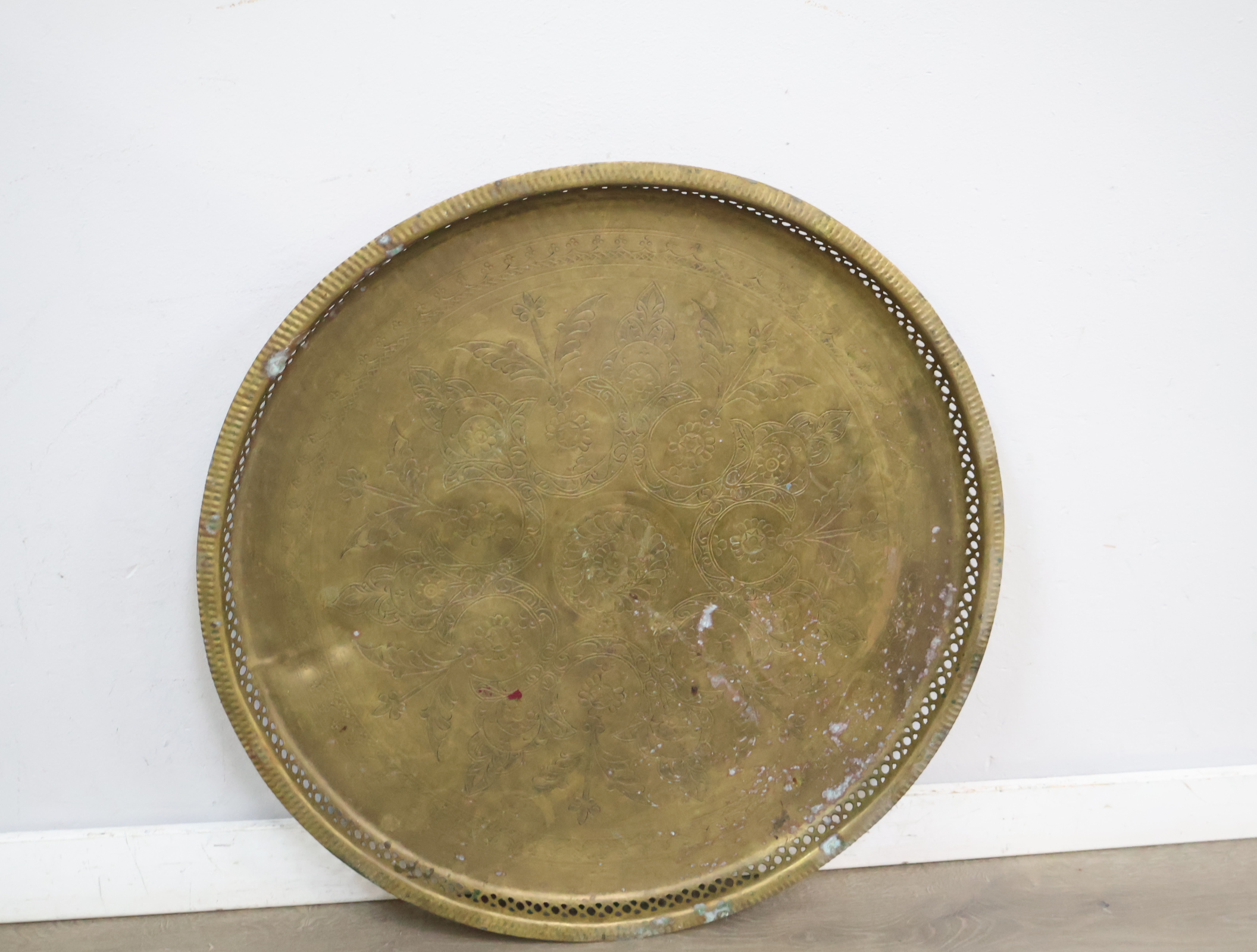Antiek messing dienblad met bewerkte randen - 57 cm – foto 6 – kavel bij GSD Auctions, Zoeterwoude