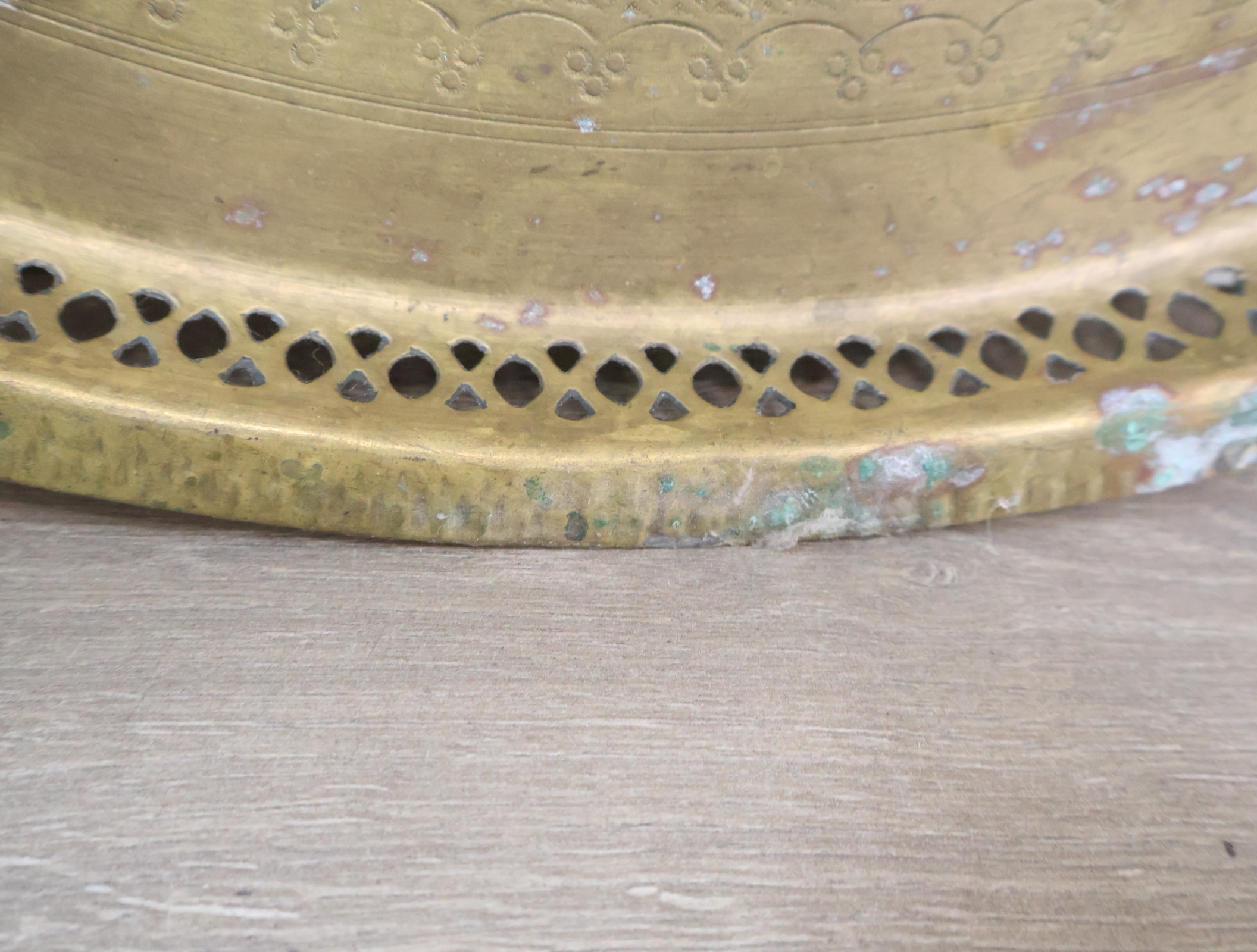 Antiek messing dienblad met bewerkte randen - 57 cm – foto 7 – kavel bij GSD Auctions, Zoeterwoude