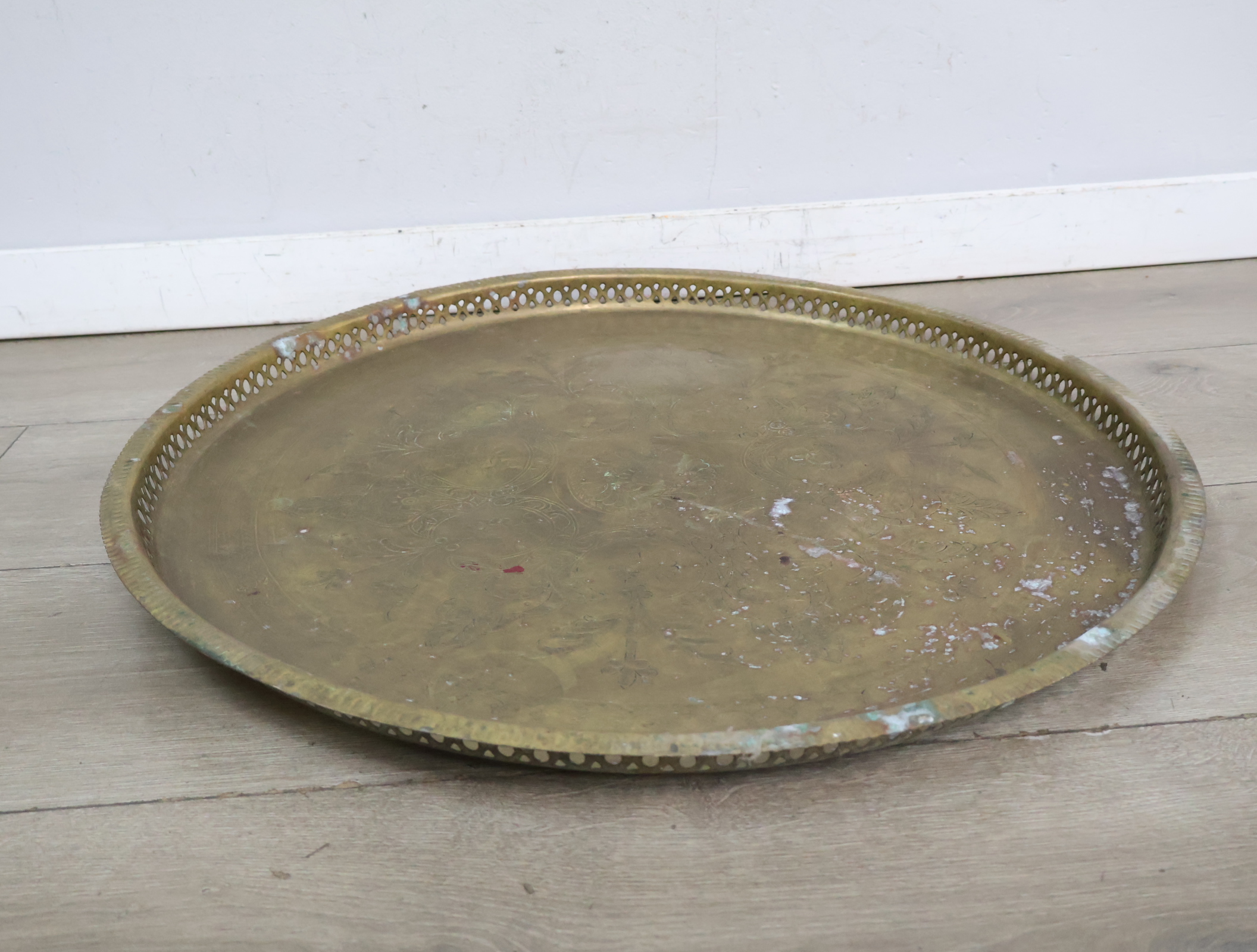 Antiek messing dienblad met bewerkte randen - 57 cm – foto 10 – kavel bij GSD Auctions, Zoeterwoude
