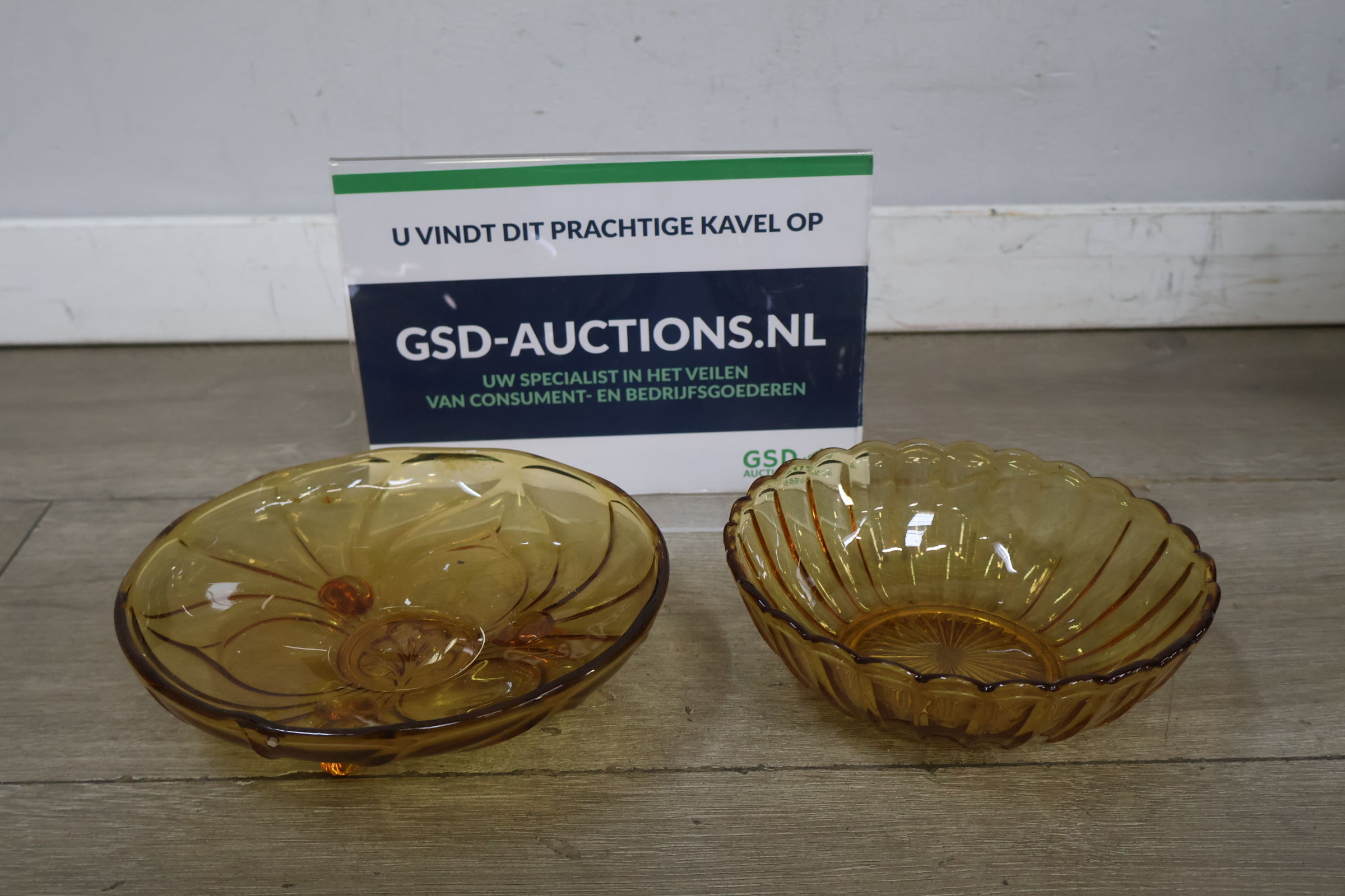 Set amberkleurige glazen schaaltjes'' – kavel bij GSD Auctions, Zoeterwoude