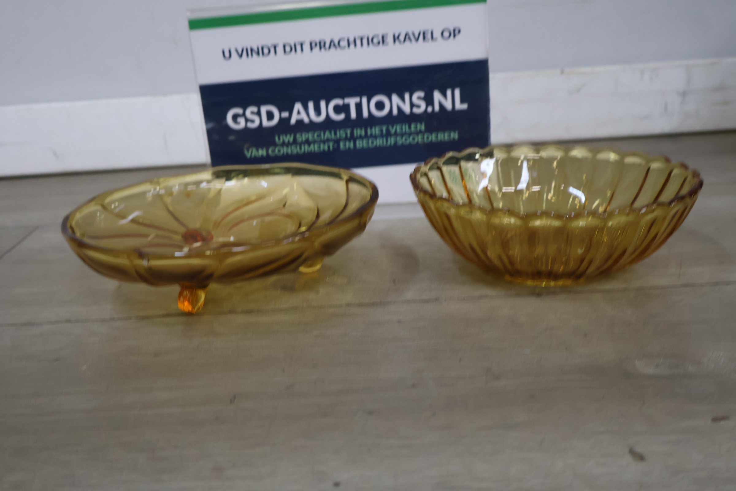 Set amberkleurige glazen schaaltjes'' – foto 2 – kavel bij GSD Auctions, Zoeterwoude