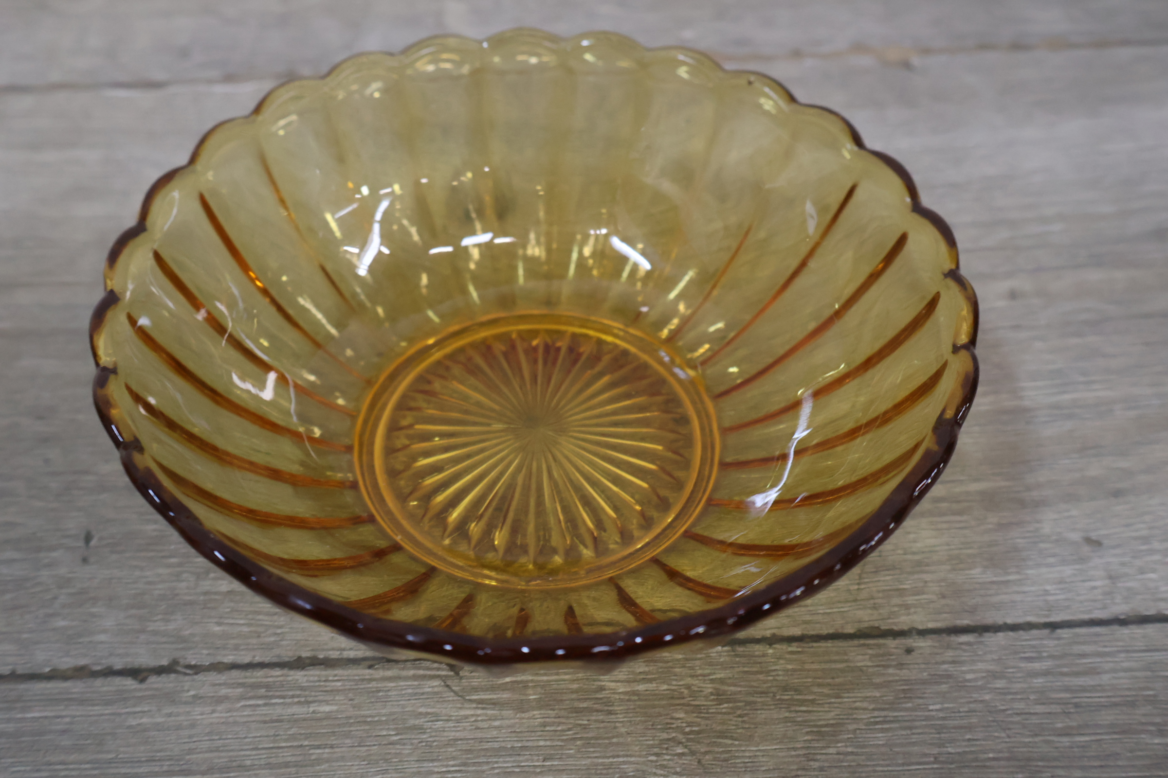 Set amberkleurige glazen schaaltjes'' – foto 6 – kavel bij GSD Auctions, Zoeterwoude