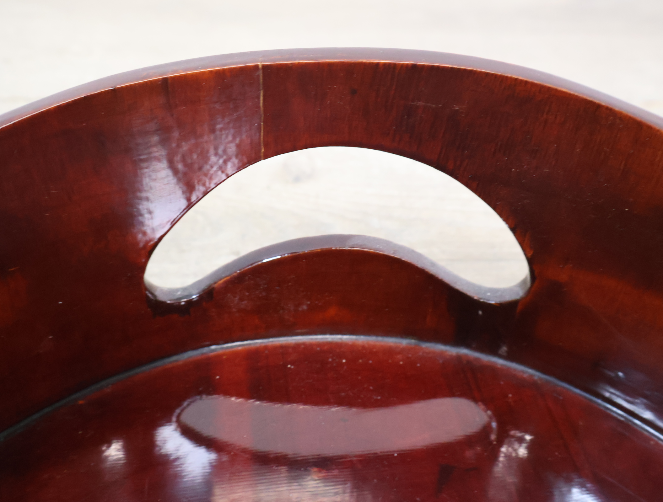 Ronde houten dienblad – foto 8 – kavel bij GSD Auctions, Zoeterwoude