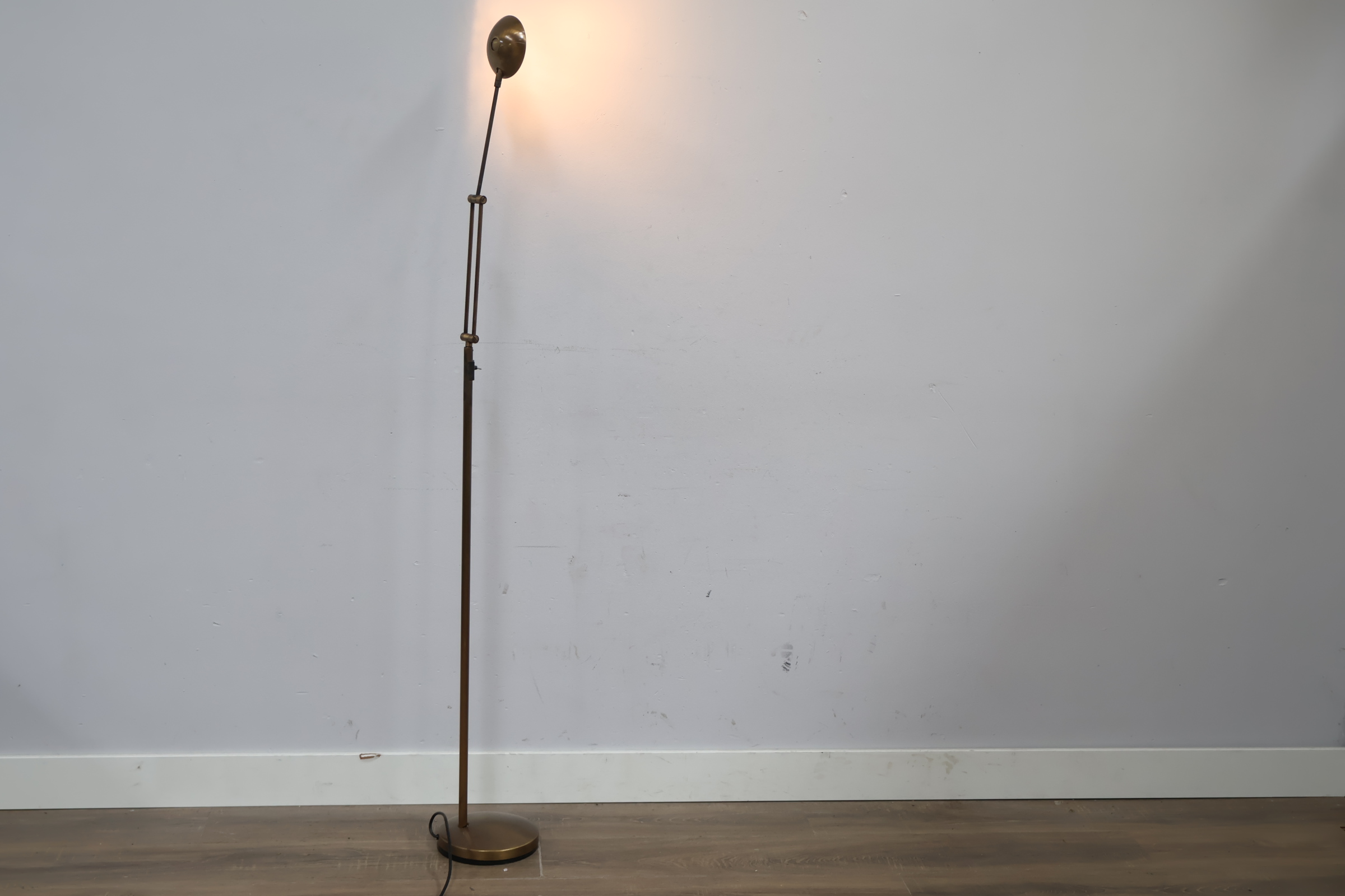 Vloerlamp met verstelbare hals'' – foto 4 – kavel bij GSD Auctions, Zoeterwoude