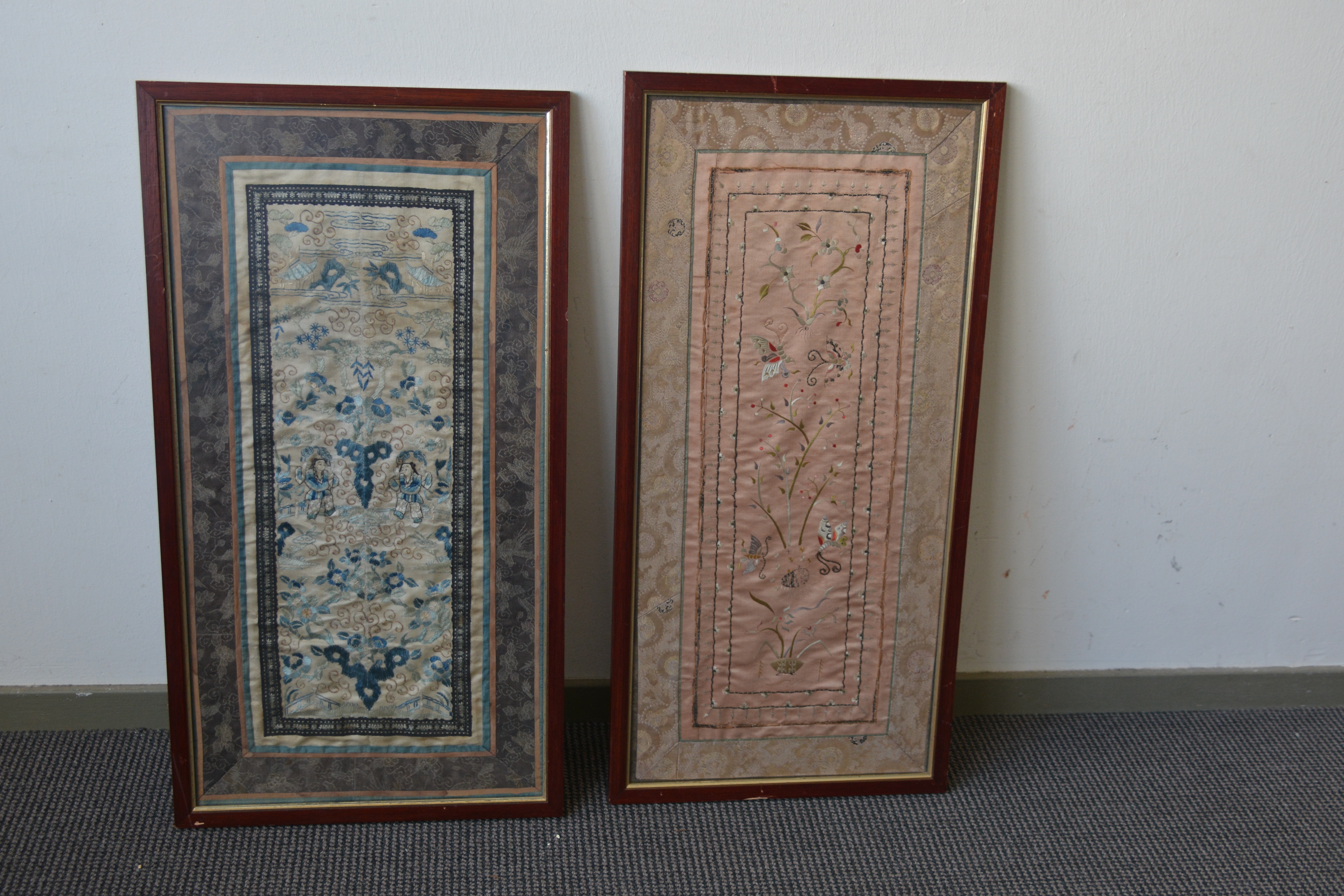 Twee op zijde geborduurde Chinese kleden, Qing-dynastie – kavel bij GSD Auctions, Zoeterwoude