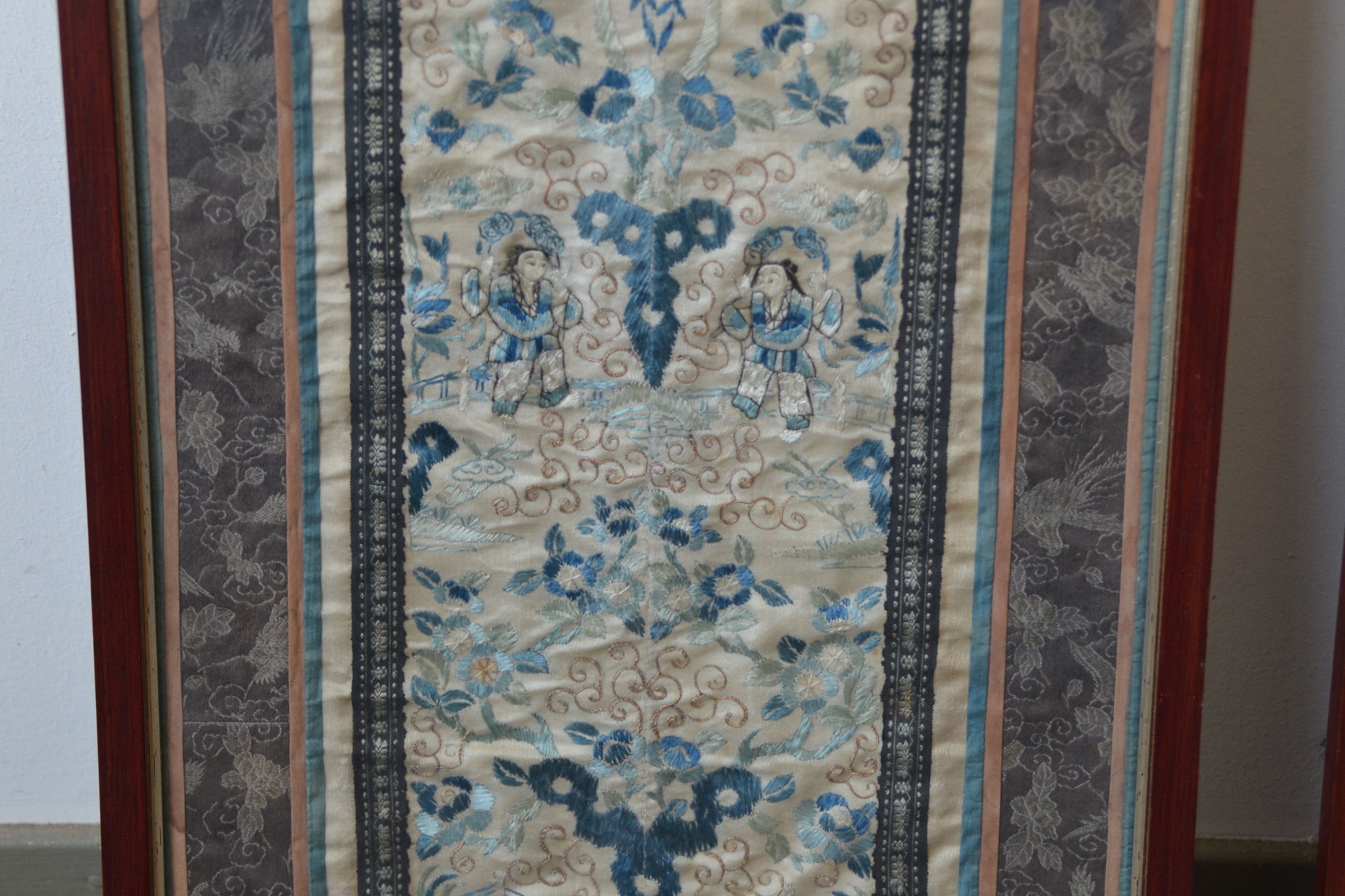Twee op zijde geborduurde Chinese kleden, Qing-dynastie – foto 4 – kavel bij GSD Auctions, Zoeterwoude