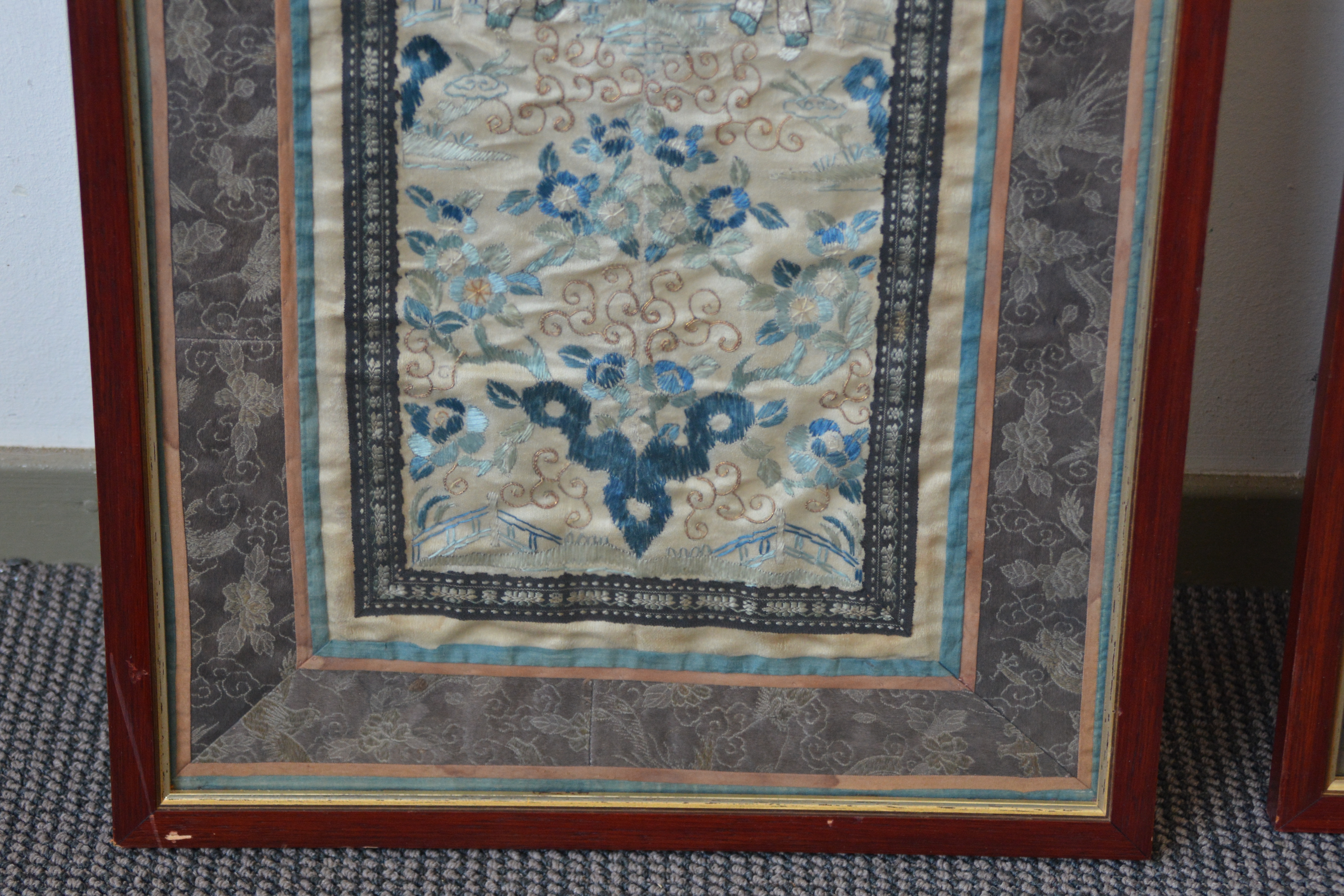 Twee op zijde geborduurde Chinese kleden, Qing-dynastie – foto 7 – kavel bij GSD Auctions, Zoeterwoude