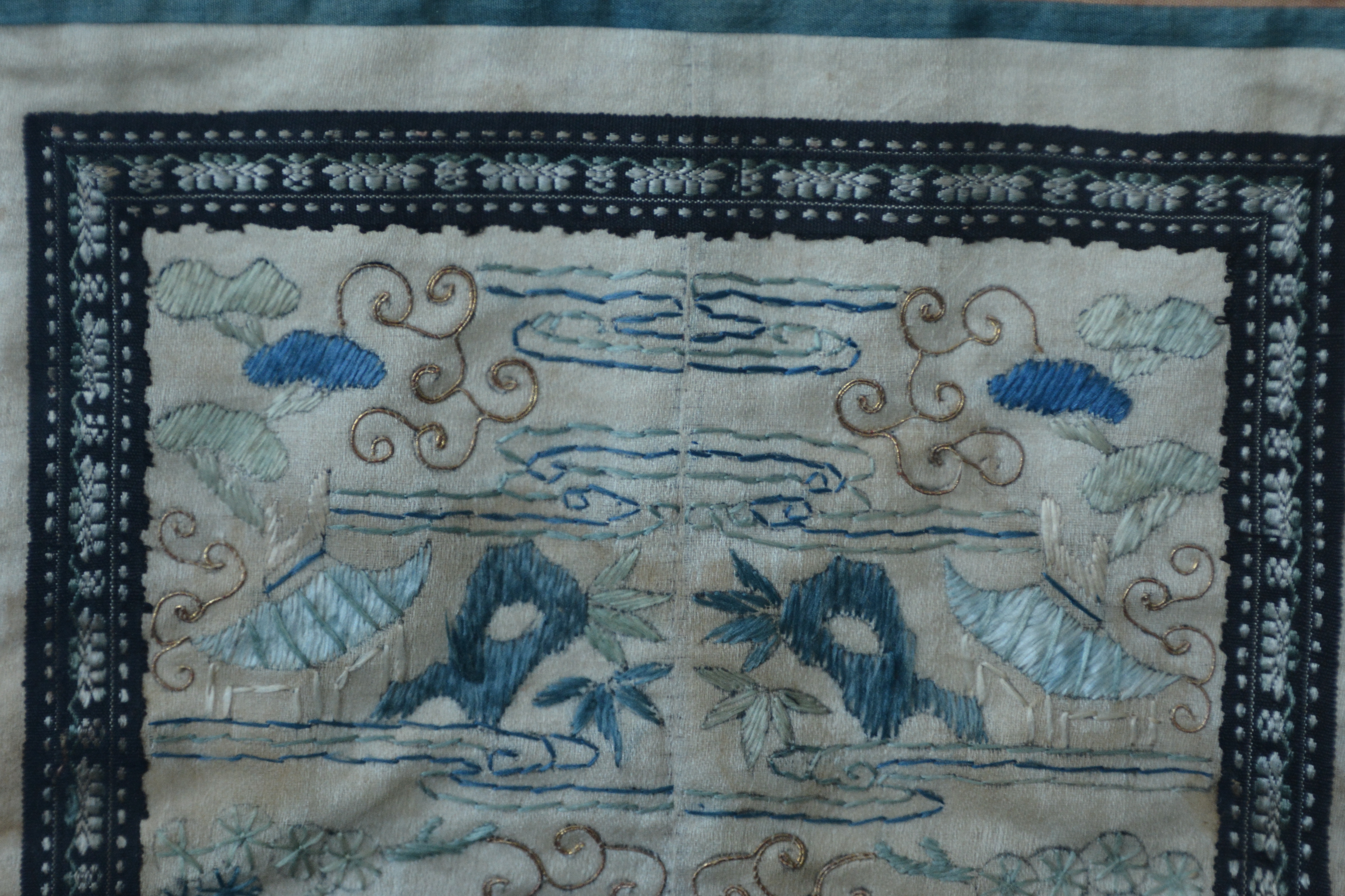Twee op zijde geborduurde Chinese kleden, Qing-dynastie – foto 3 – kavel bij GSD Auctions, Zoeterwoude