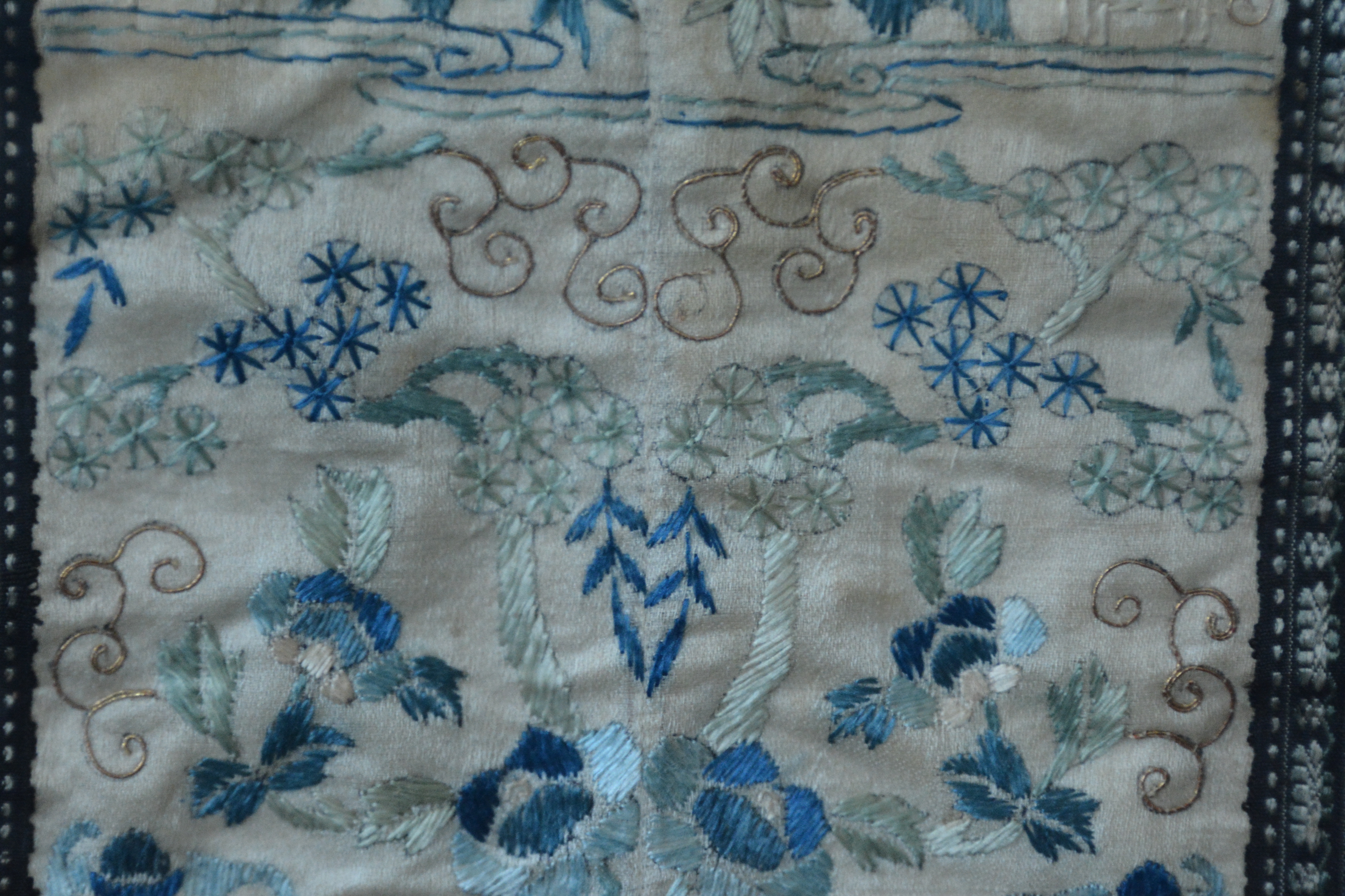 Twee op zijde geborduurde Chinese kleden, Qing-dynastie – foto 2 – kavel bij GSD Auctions, Zoeterwoude