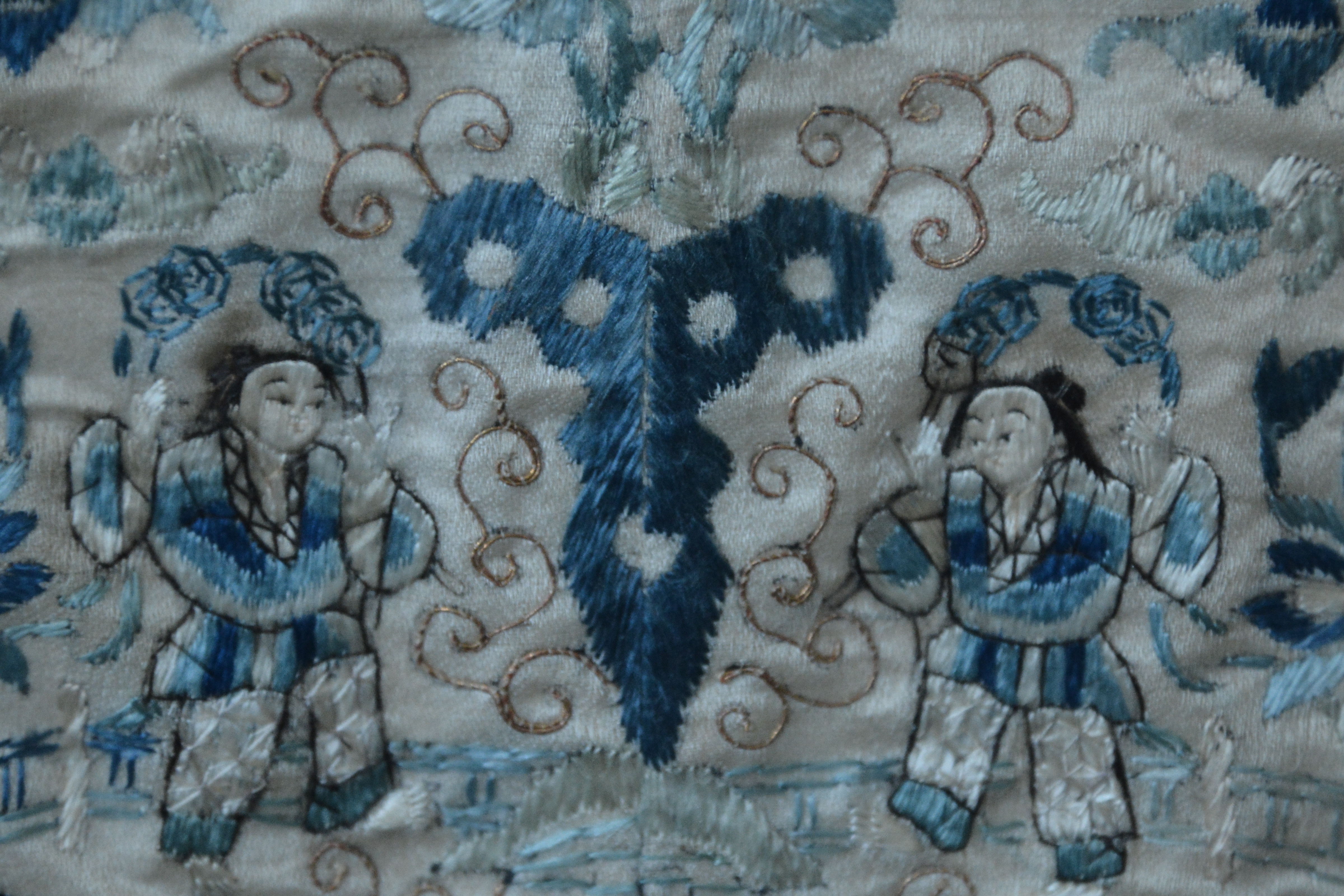Twee op zijde geborduurde Chinese kleden, Qing-dynastie – foto 5 – kavel bij GSD Auctions, Zoeterwoude
