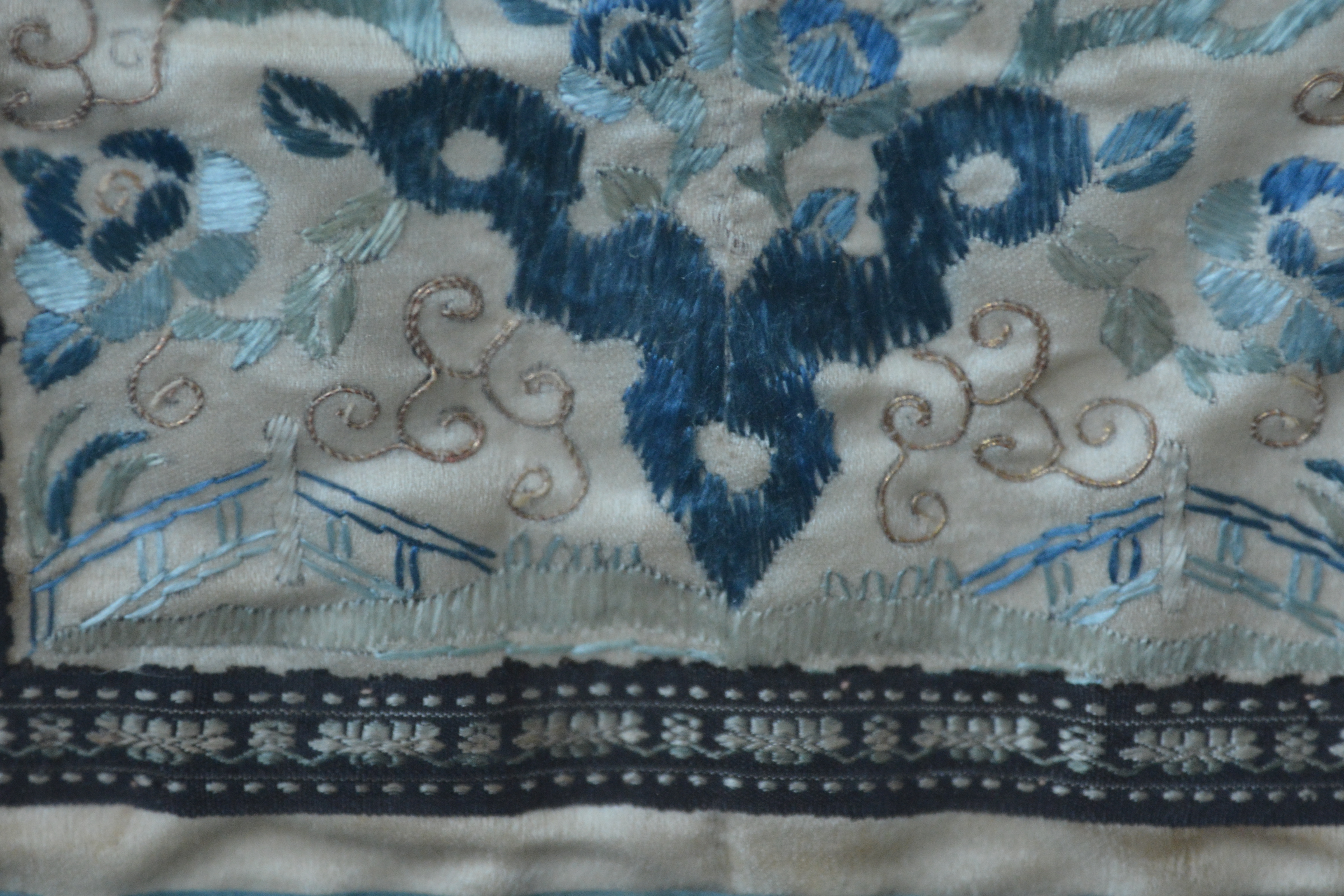 Twee op zijde geborduurde Chinese kleden, Qing-dynastie – foto 6 – kavel bij GSD Auctions, Zoeterwoude