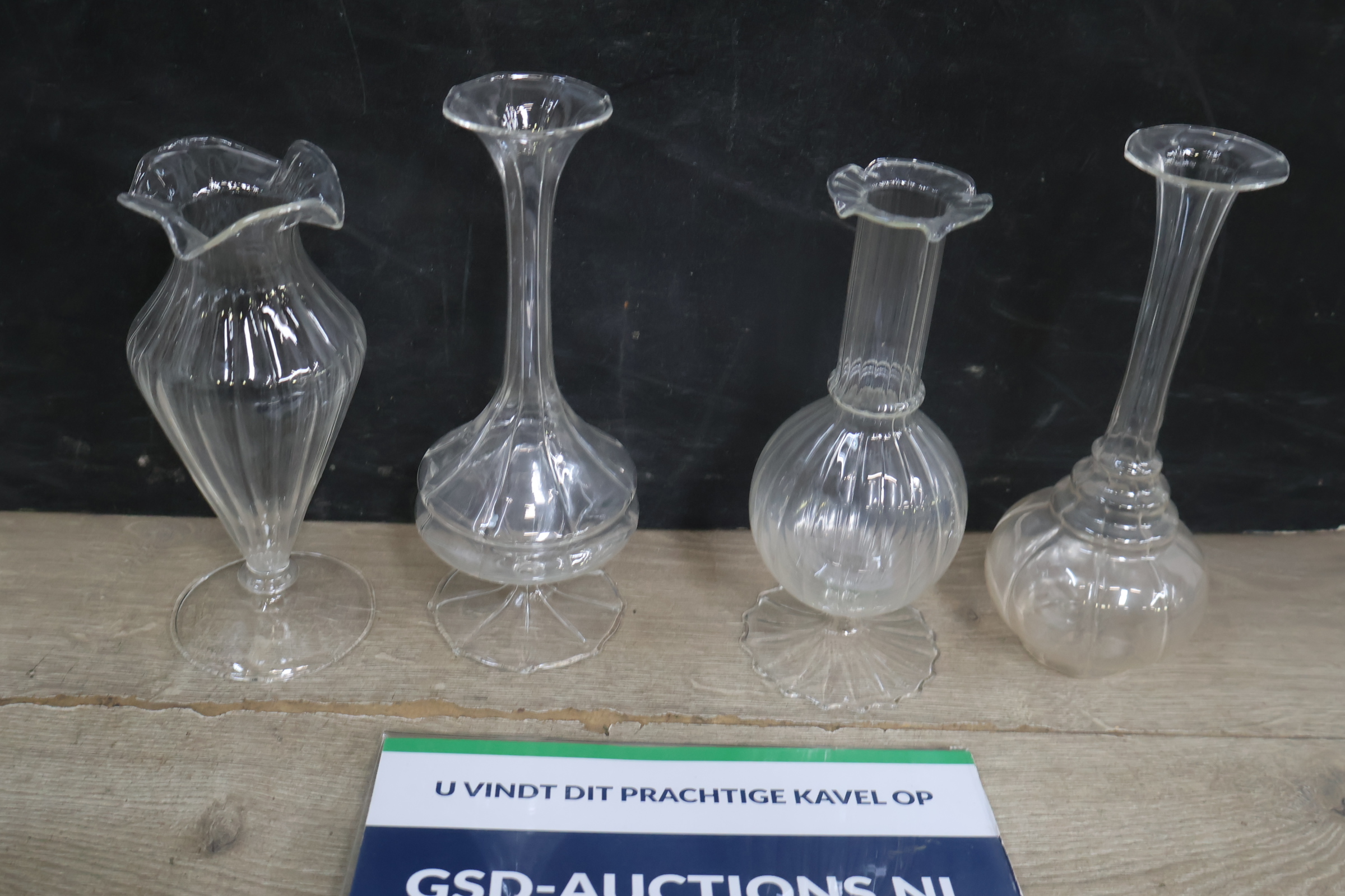 Set van vier glazen vazen met verschillende vormen'' – kavel bij GSD Auctions, Zoeterwoude