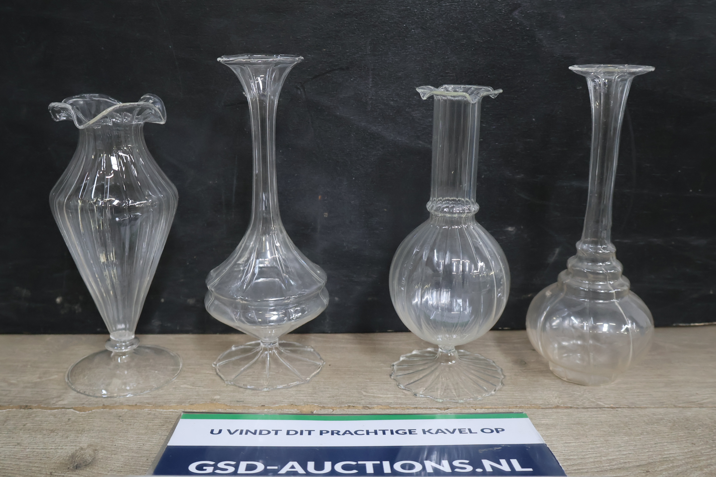 Set van vier glazen vazen met verschillende vormen'' – foto 2 – kavel bij GSD Auctions, Zoeterwoude