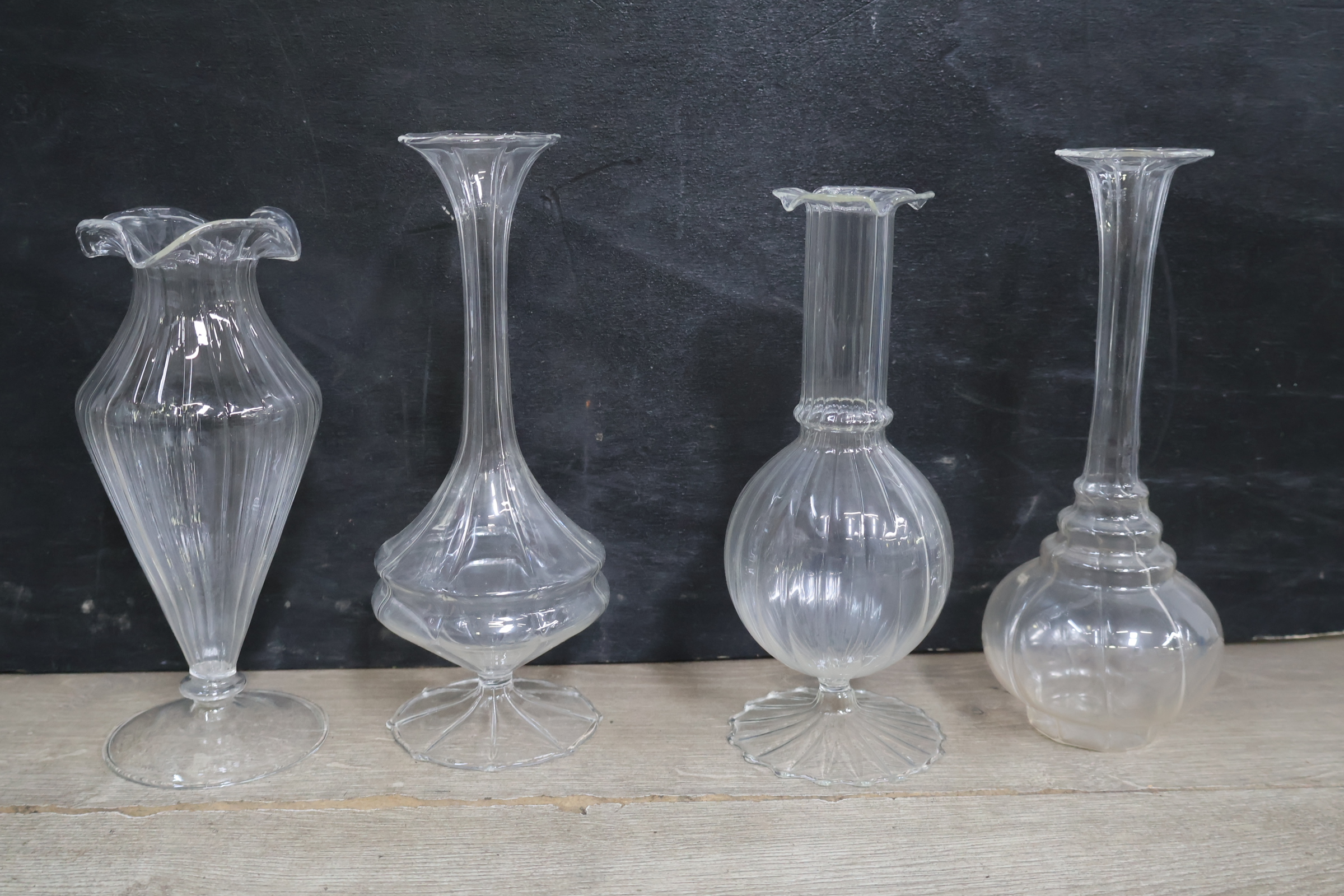 Set van vier glazen vazen met verschillende vormen'' – foto 3 – kavel bij GSD Auctions, Zoeterwoude