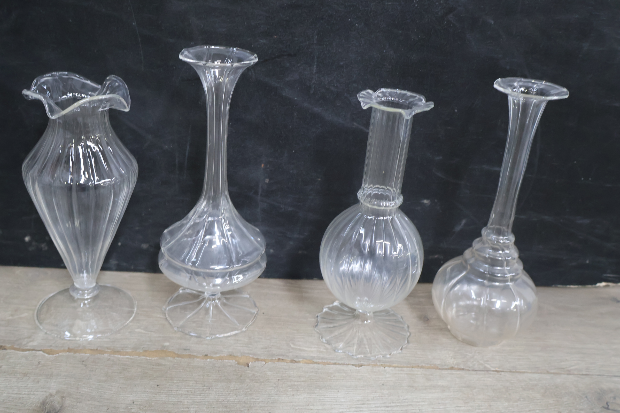 Set van vier glazen vazen met verschillende vormen'' – foto 4 – kavel bij GSD Auctions, Zoeterwoude