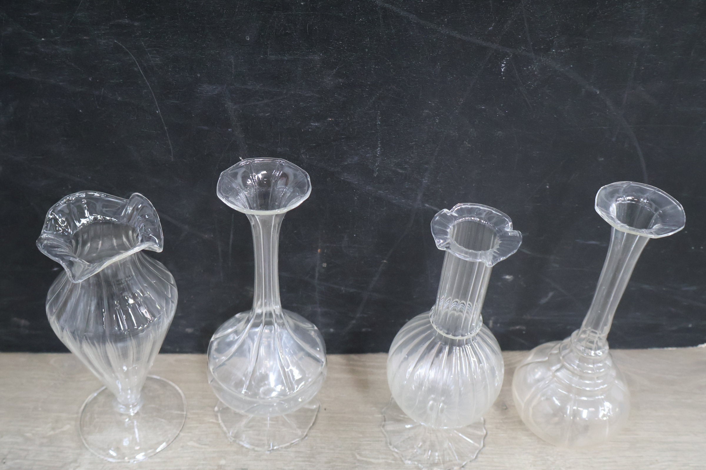 Set van vier glazen vazen met verschillende vormen'' – foto 5 – kavel bij GSD Auctions, Zoeterwoude