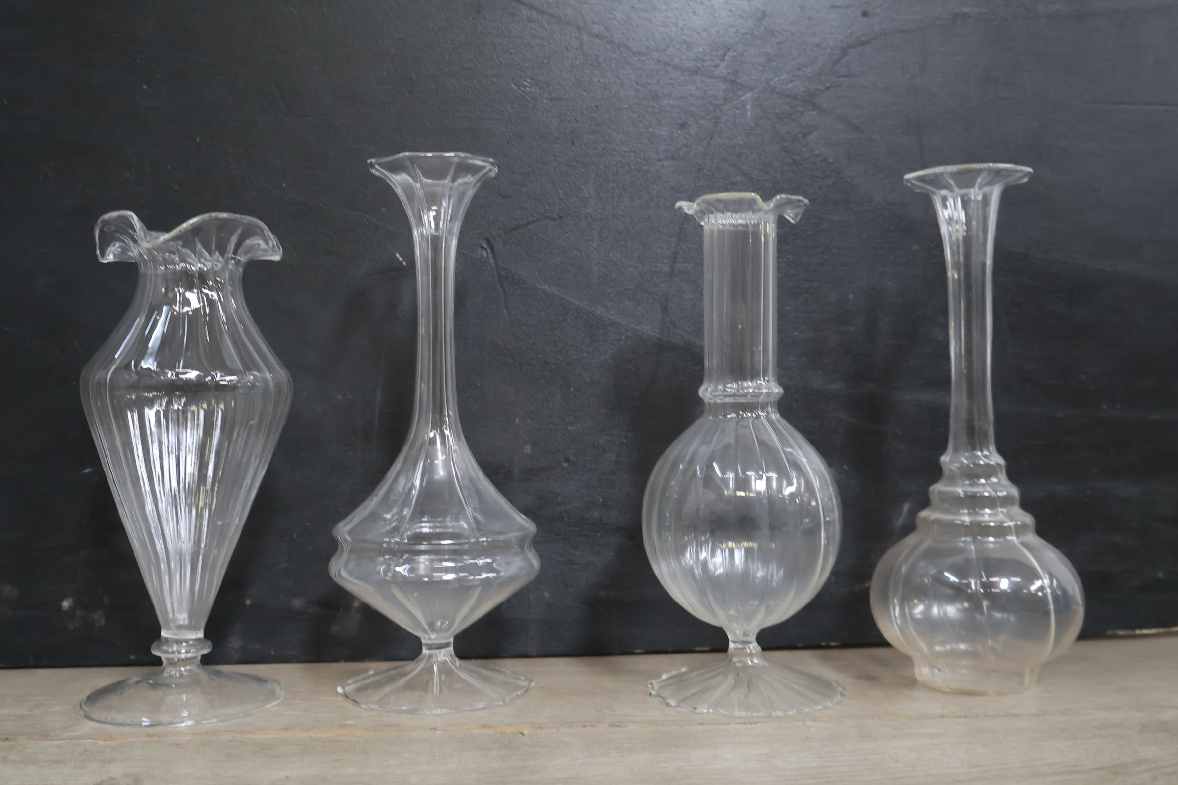 Set van vier glazen vazen met verschillende vormen'' – foto 6 – kavel bij GSD Auctions, Zoeterwoude