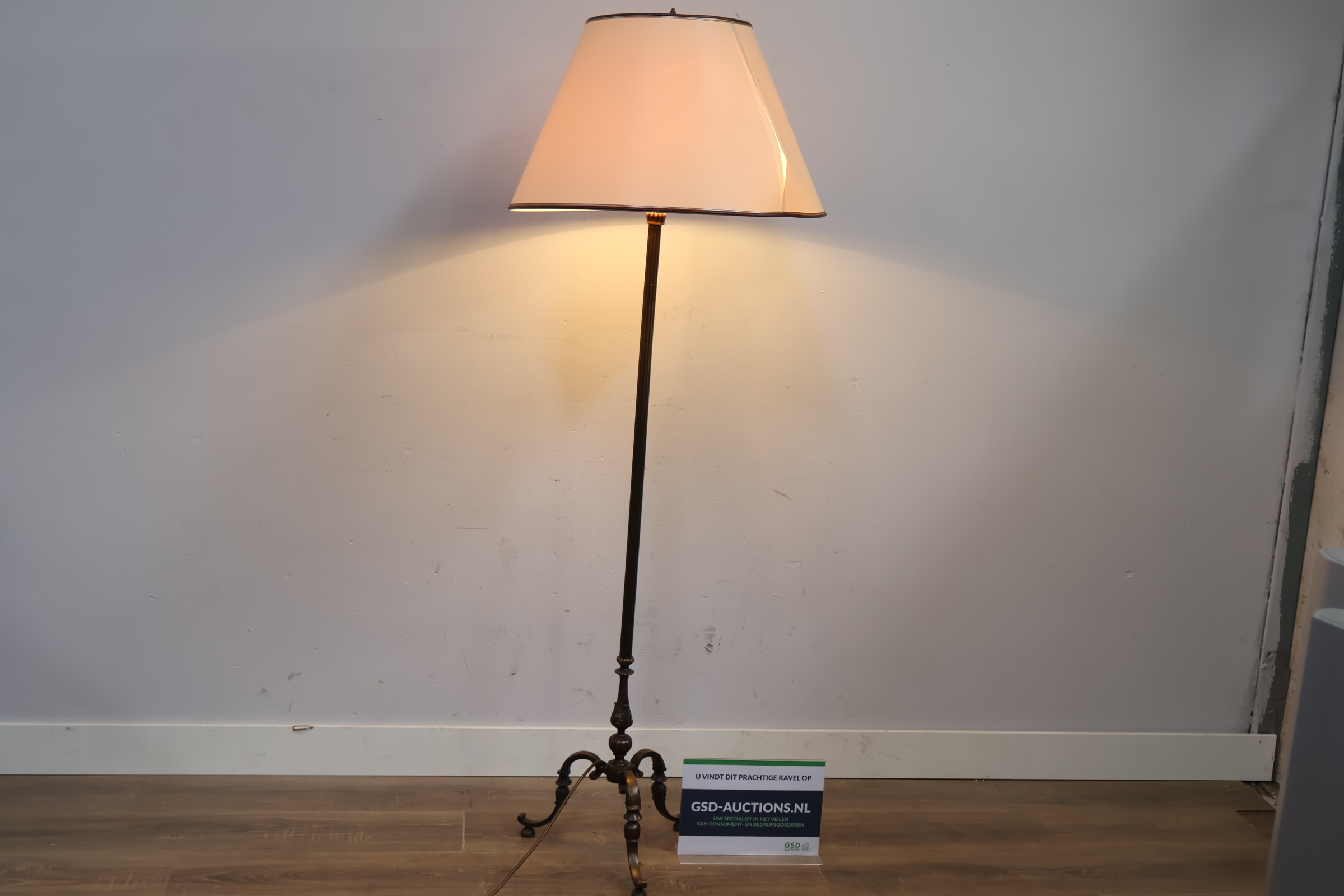 Staande lamp met stoffen kap'' – foto 2 – kavel bij GSD Auctions, Zoeterwoude