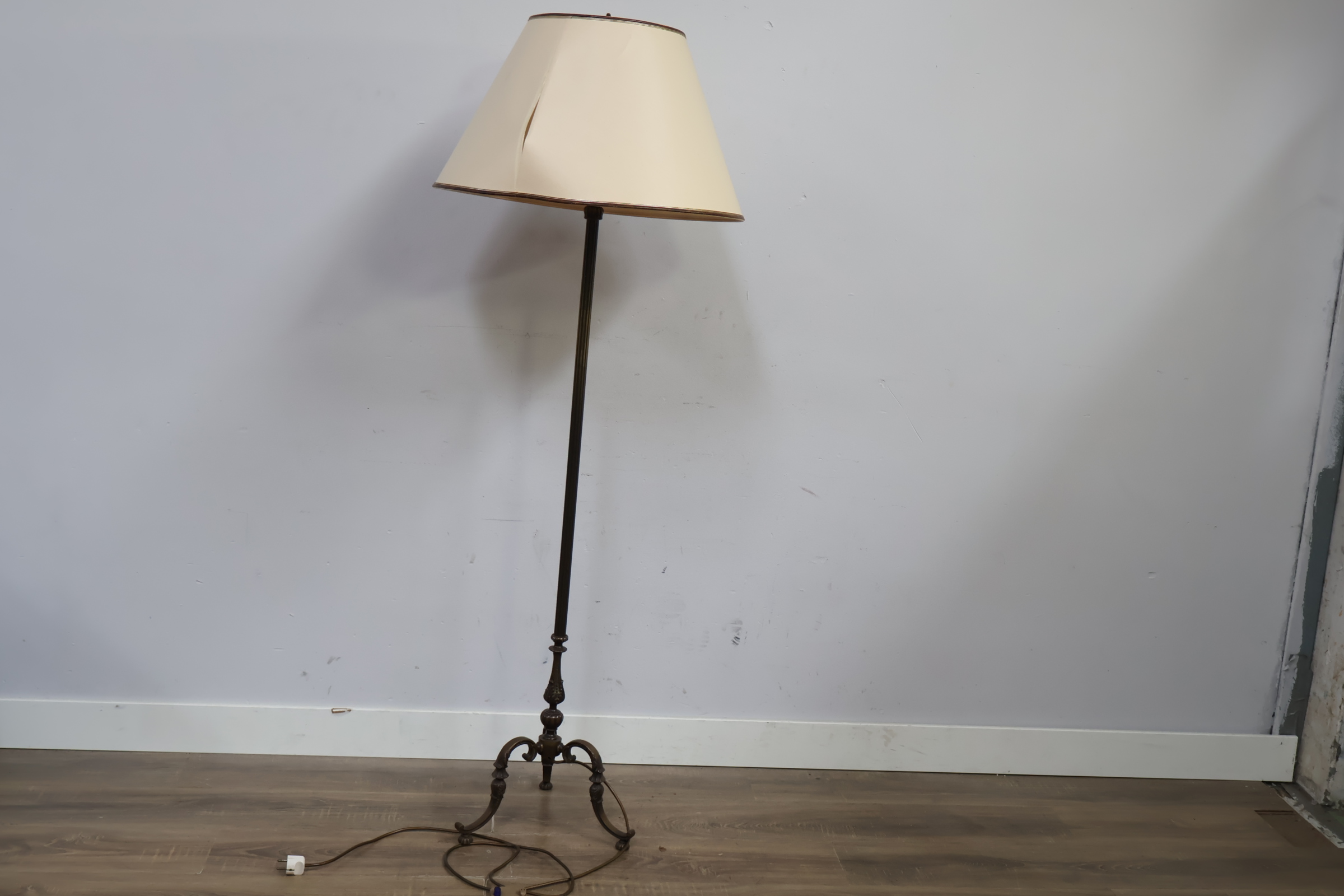 Staande lamp met stoffen kap'' – foto 10 – kavel bij GSD Auctions, Zoeterwoude