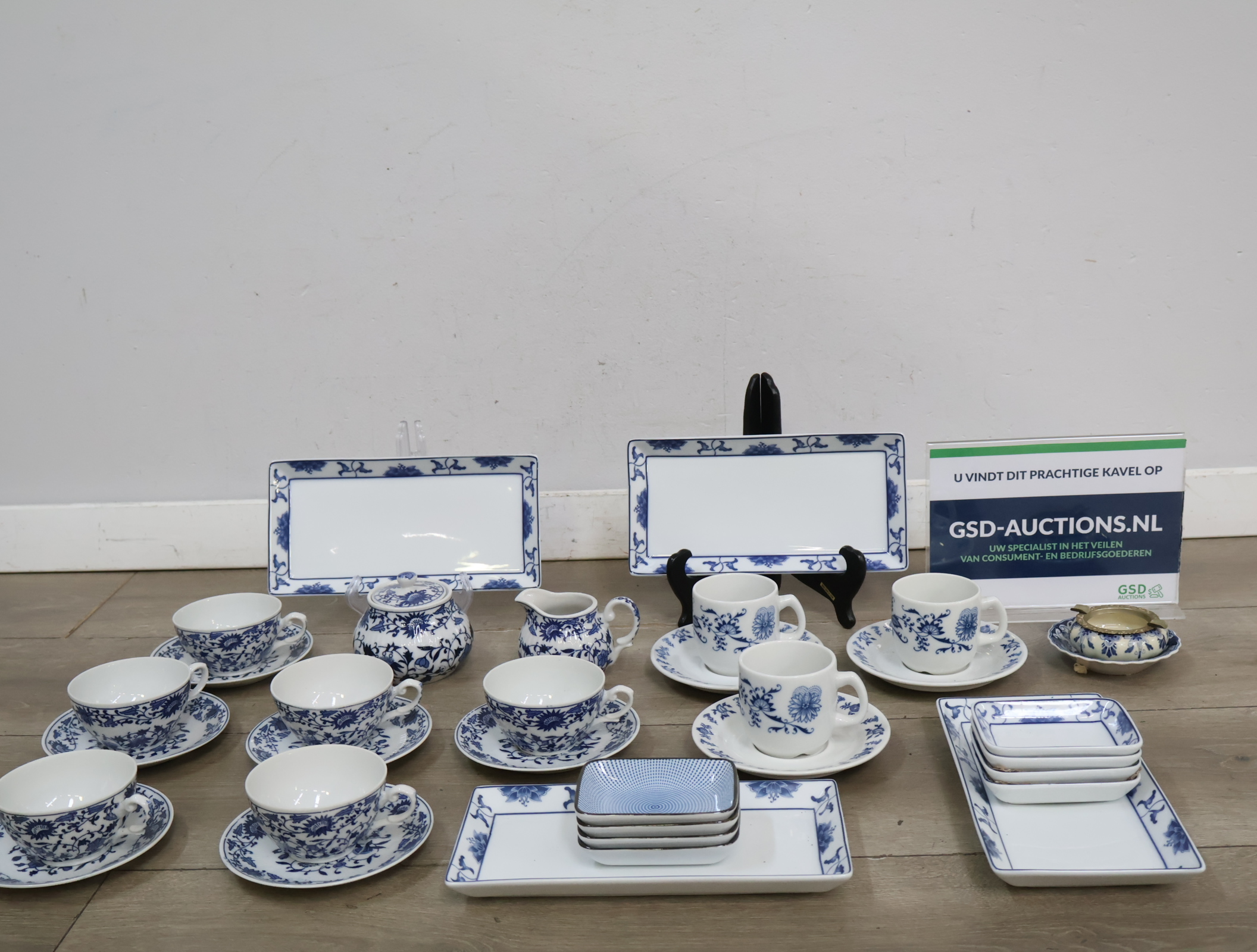 Blauw-wit servies met kopjes en schotels – kavel bij GSD Auctions, Zoeterwoude
