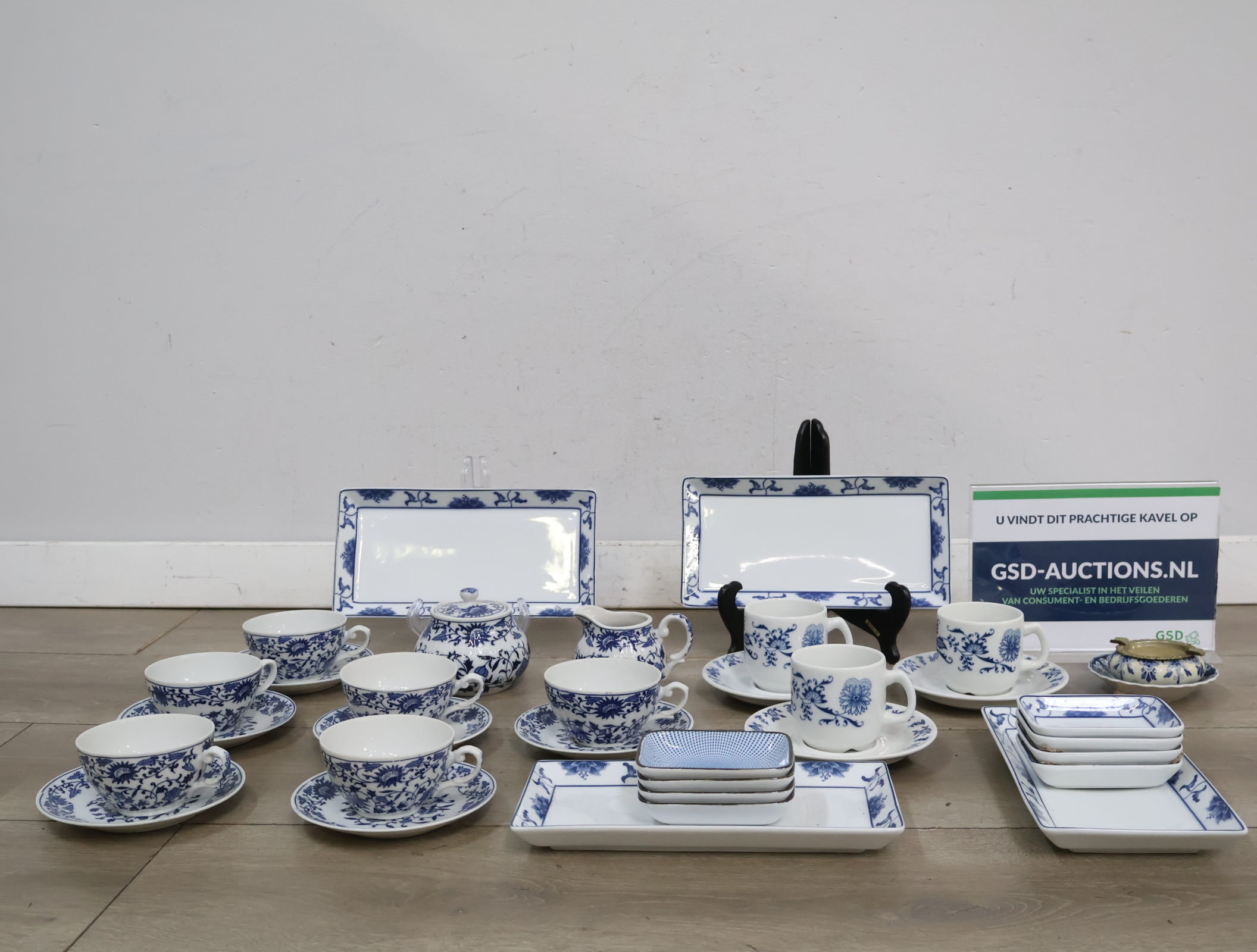 Blauw-wit servies met kopjes en schotels – foto 2 – kavel bij GSD Auctions, Zoeterwoude