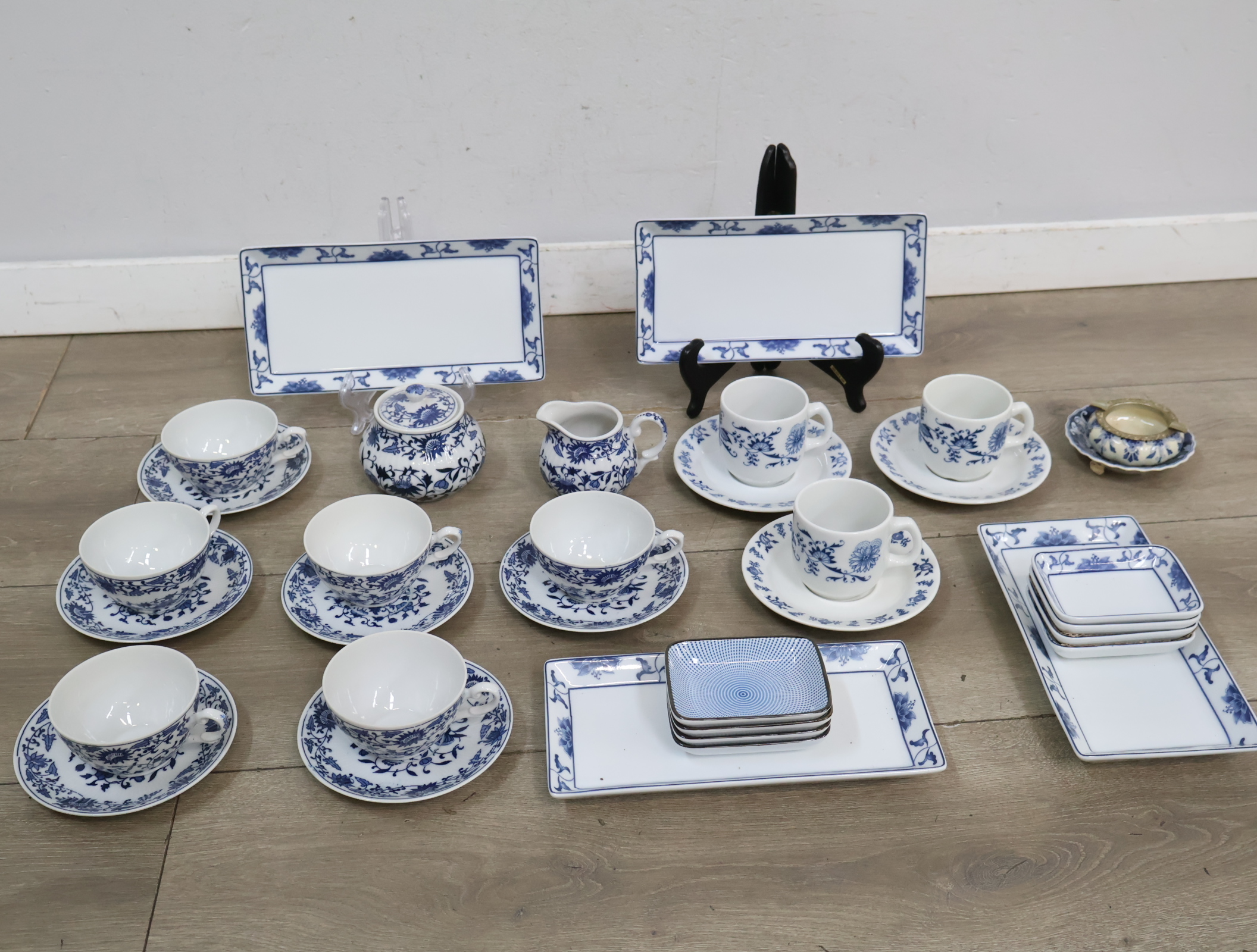 Blauw-wit servies met kopjes en schotels – foto 3 – kavel bij GSD Auctions, Zoeterwoude