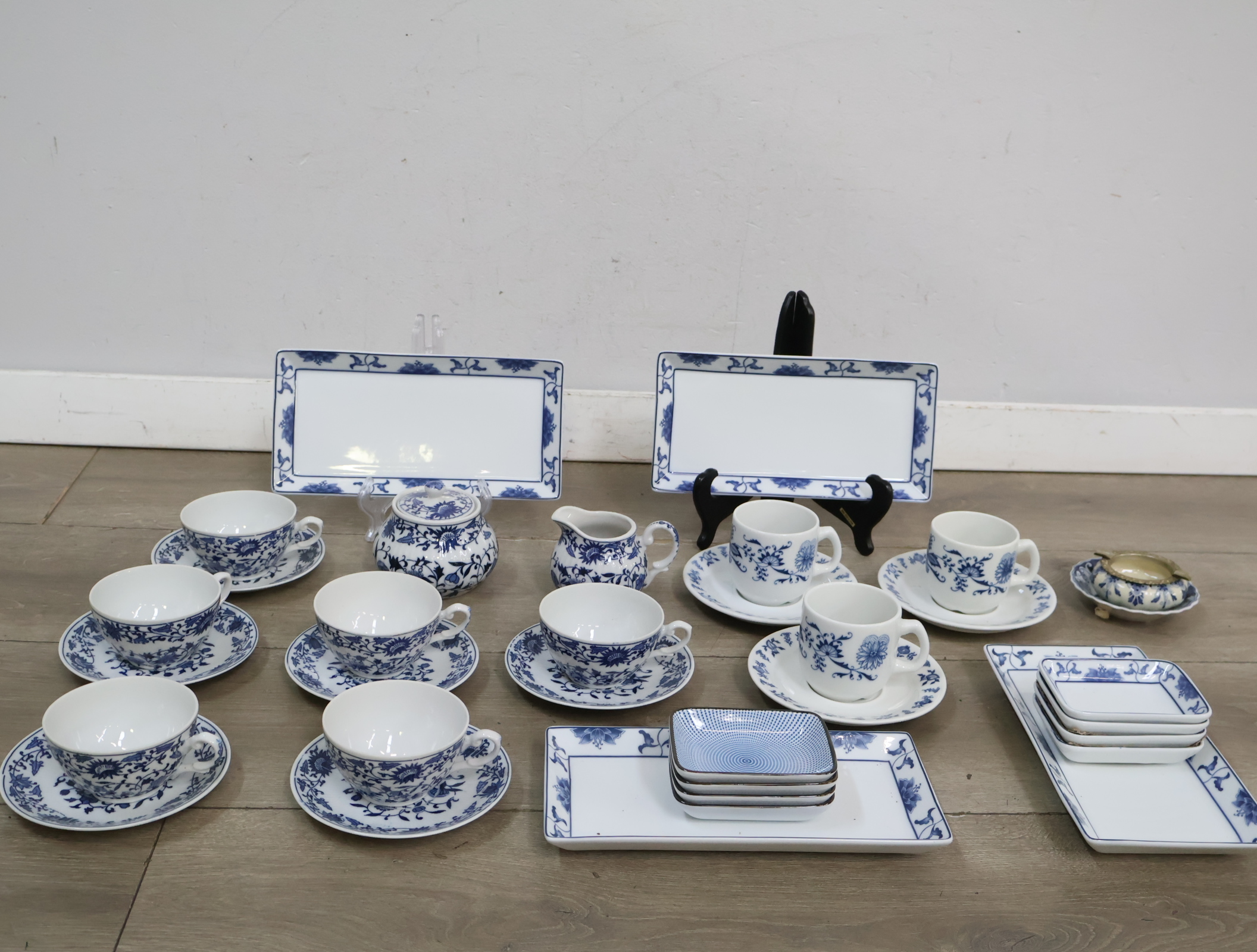 Blauw-wit servies met kopjes en schotels – foto 4 – kavel bij GSD Auctions, Zoeterwoude