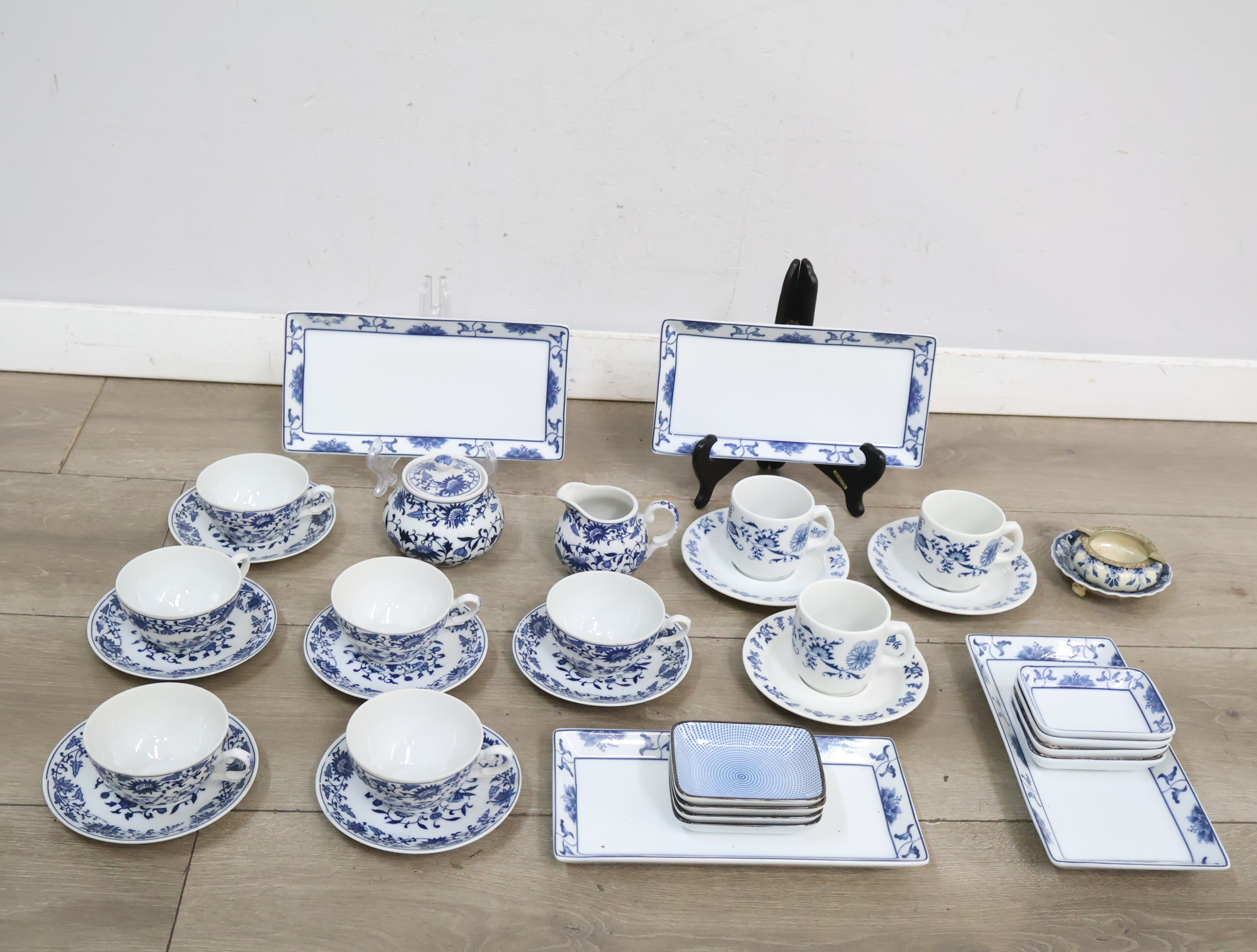 Blauw-wit servies met kopjes en schotels – foto 5 – kavel bij GSD Auctions, Zoeterwoude
