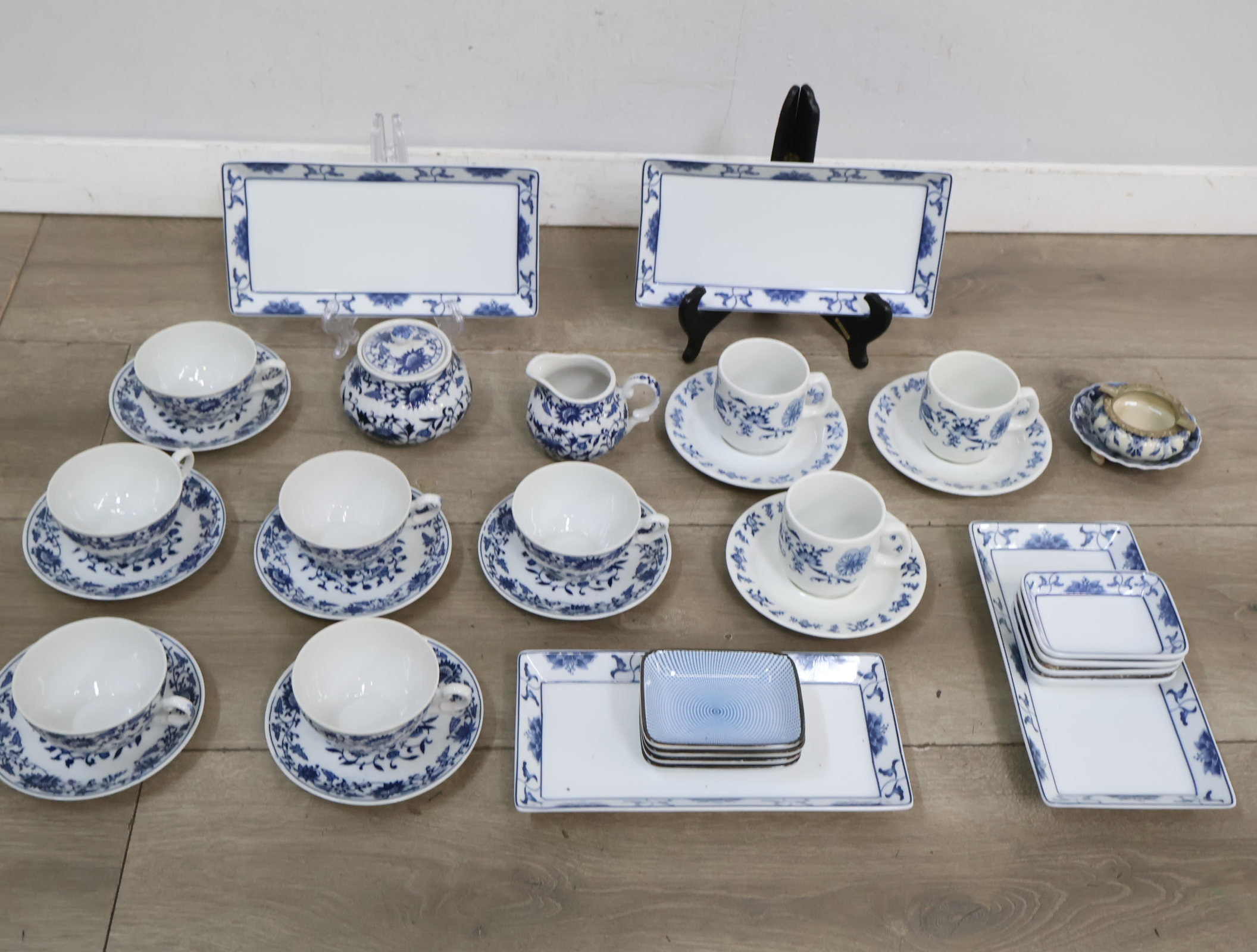 Blauw-wit servies met kopjes en schotels – foto 6 – kavel bij GSD Auctions, Zoeterwoude