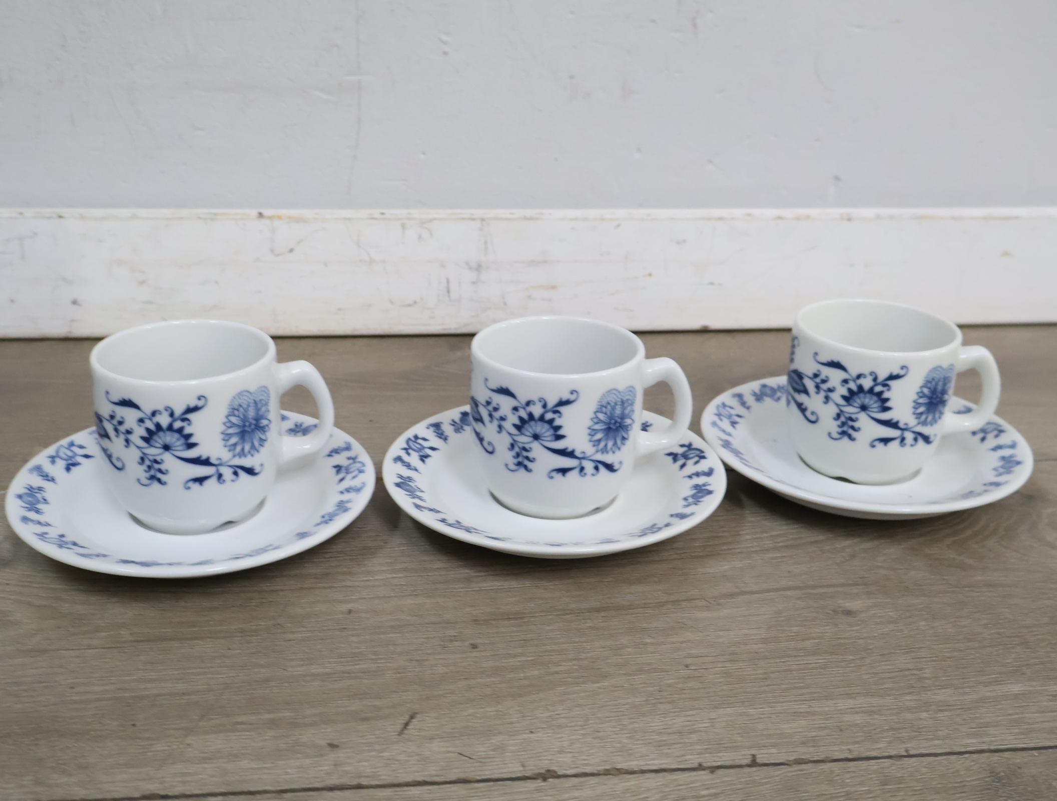 Blauw-wit servies met kopjes en schotels – foto 7 – kavel bij GSD Auctions, Zoeterwoude