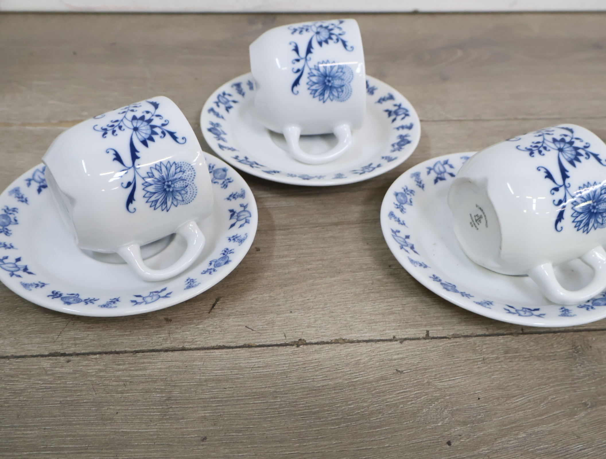 Blauw-wit servies met kopjes en schotels – foto 8 – kavel bij GSD Auctions, Zoeterwoude