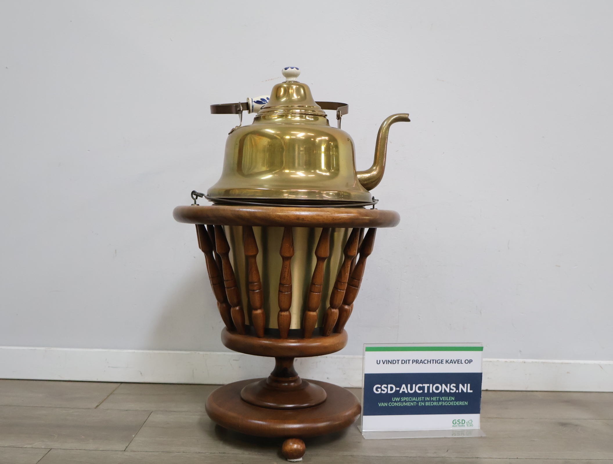 Koperen ketel met houten standaard – kavel bij GSD Auctions, Zoeterwoude