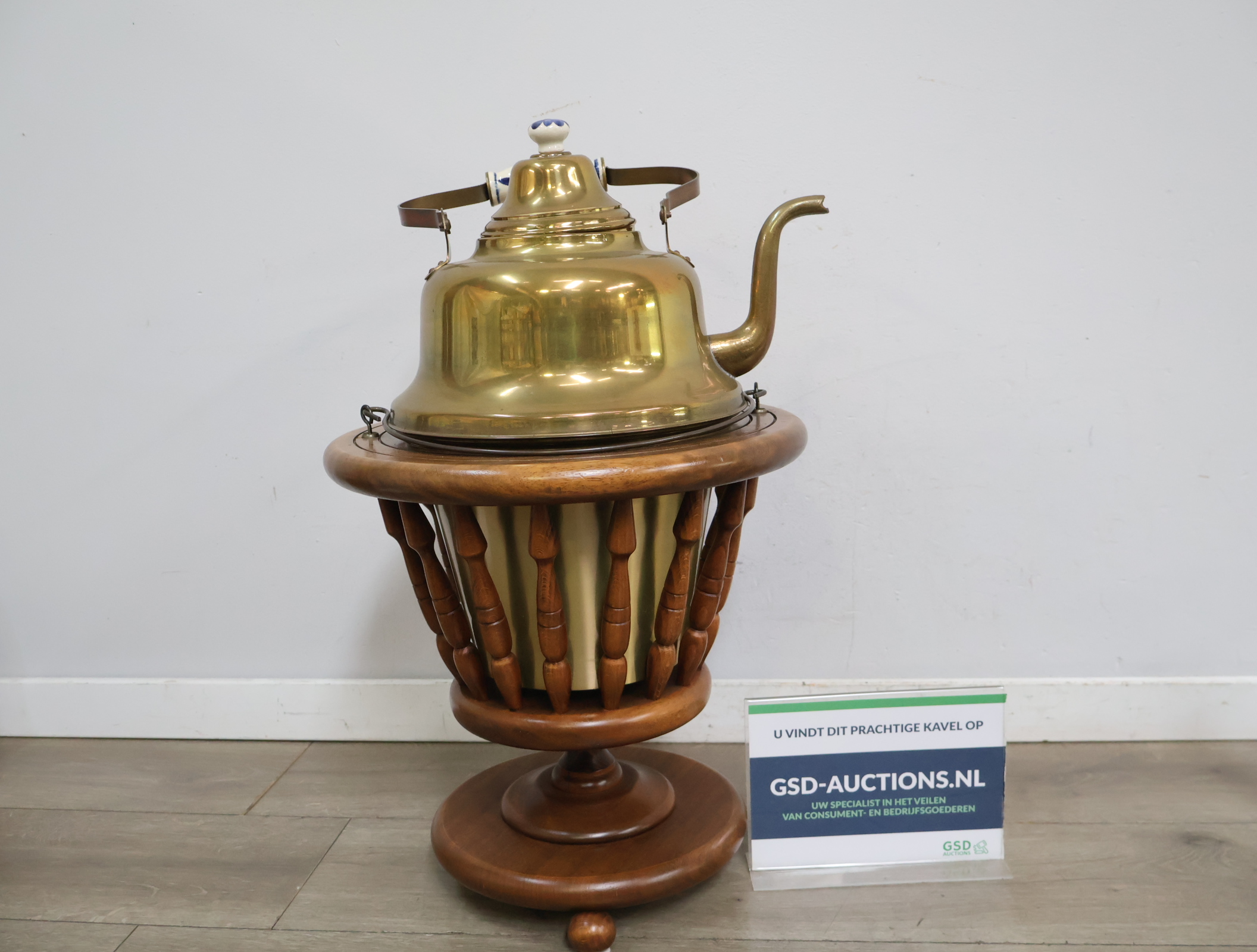 Koperen ketel met houten standaard – foto 2 – kavel bij GSD Auctions, Zoeterwoude