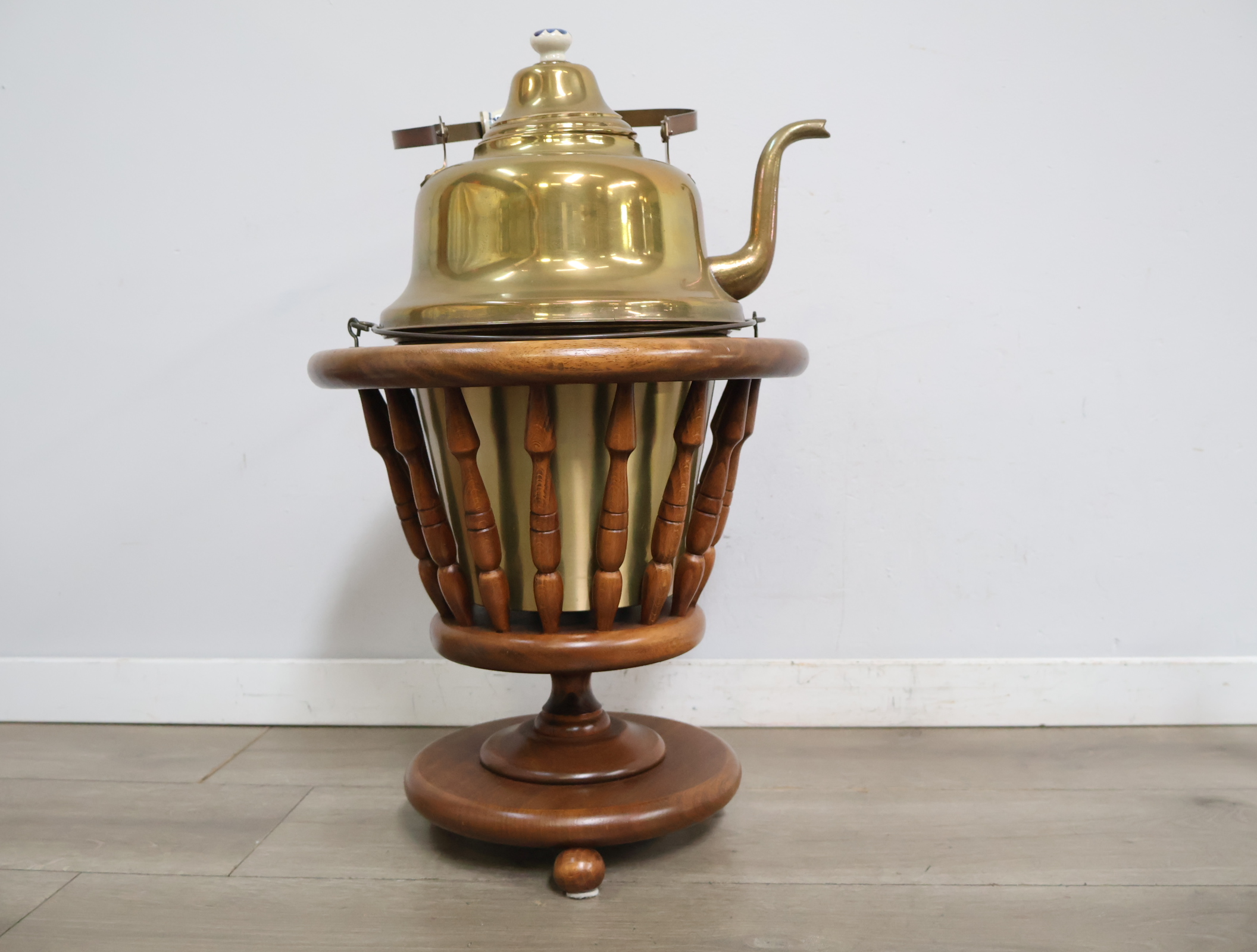 Koperen ketel met houten standaard – foto 3 – kavel bij GSD Auctions, Zoeterwoude